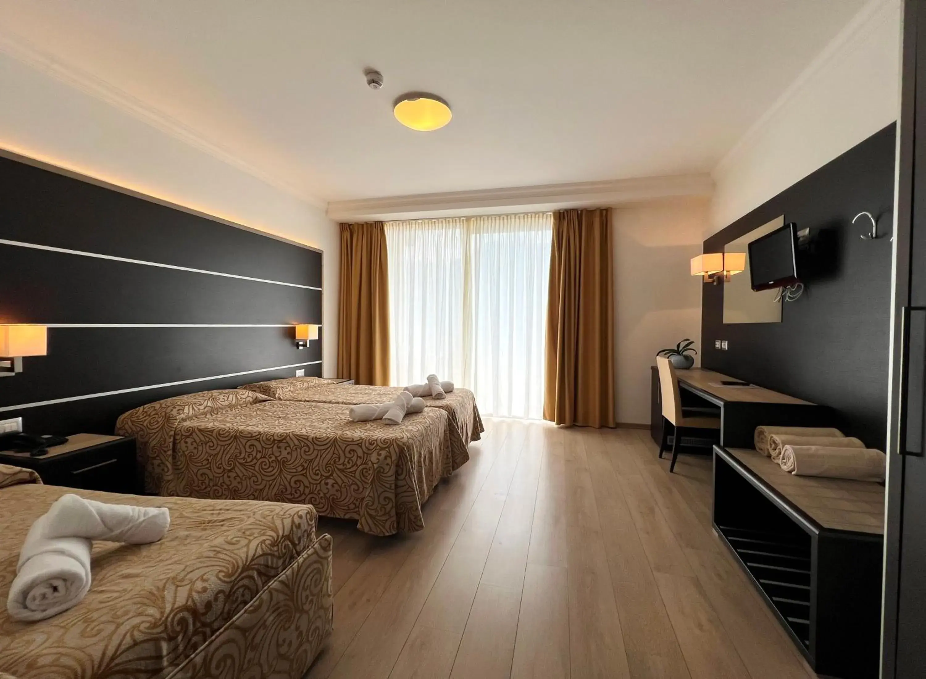 Deluxe Triple Room with Lake View in Village Bazzanega - Montagnoli Group Deluxe Triple Room with Lake View in Village Bazzanega - Montagnoli Group