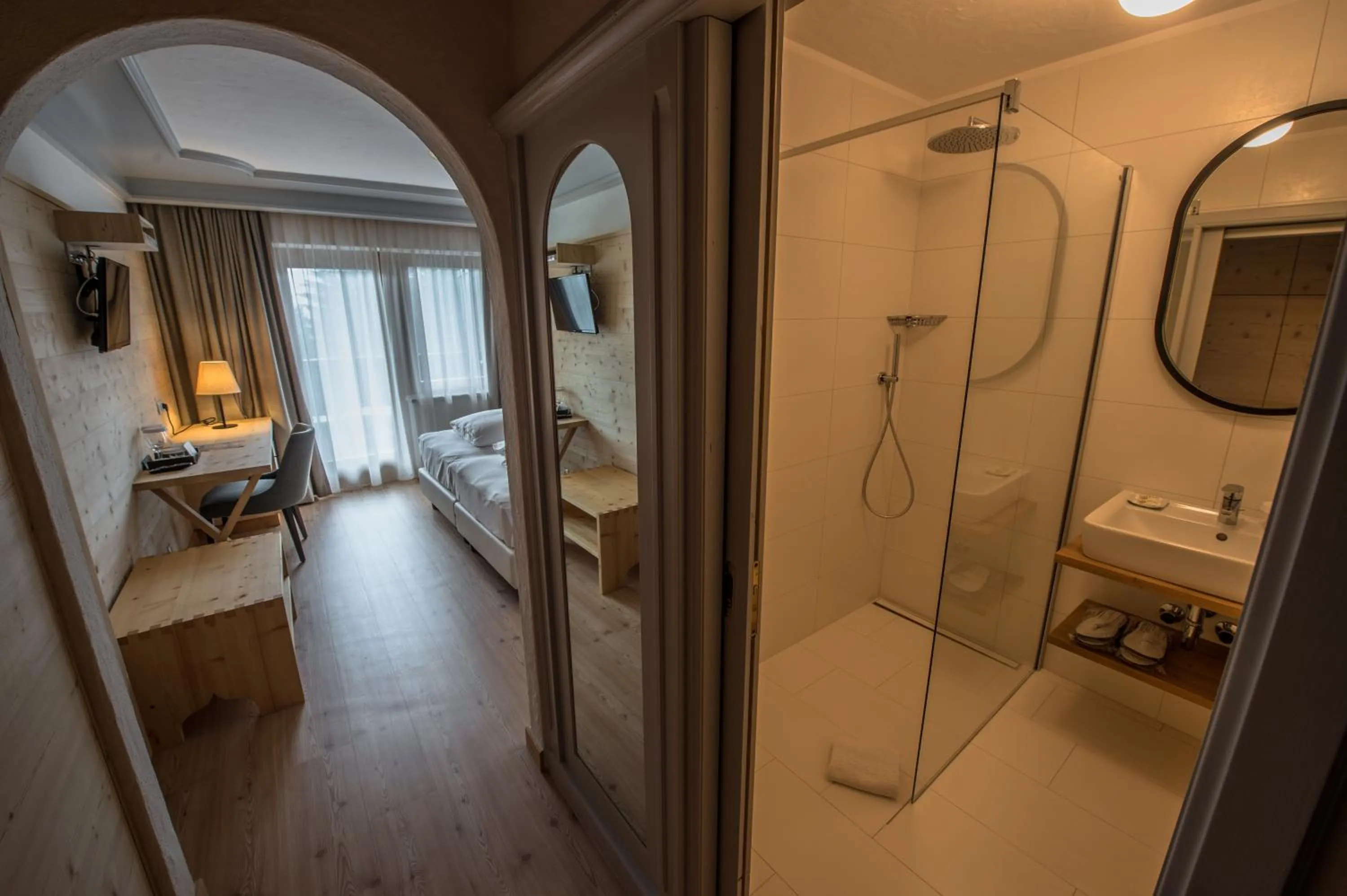 Bathroom, Bed in Hotel Ciasa Salares