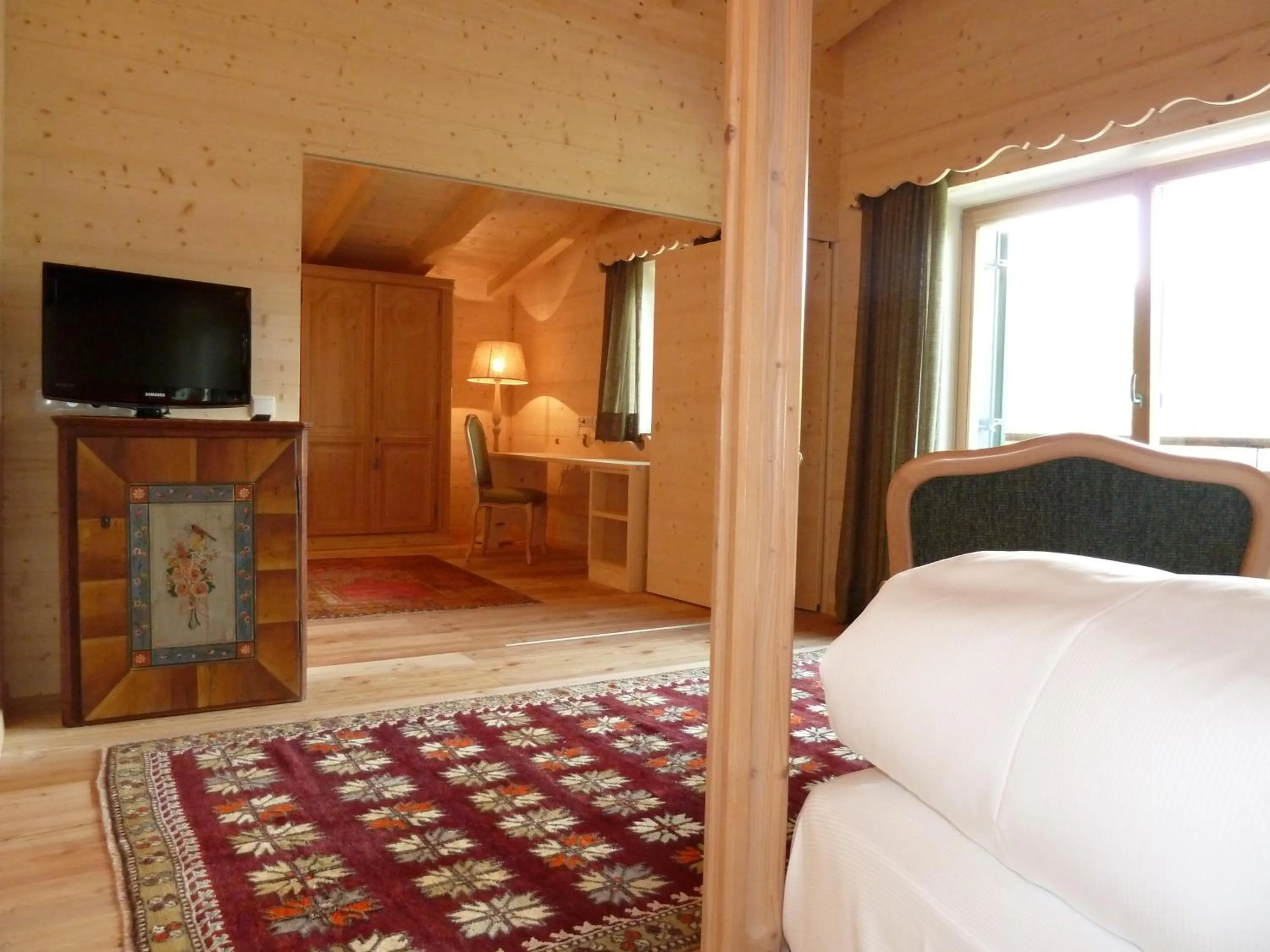 Shower, Bed in Hotel Ciasa Salares