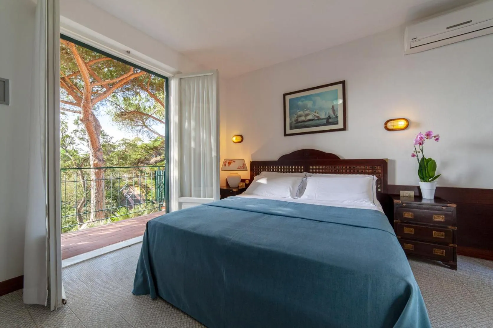 Bed in Hotel Antares