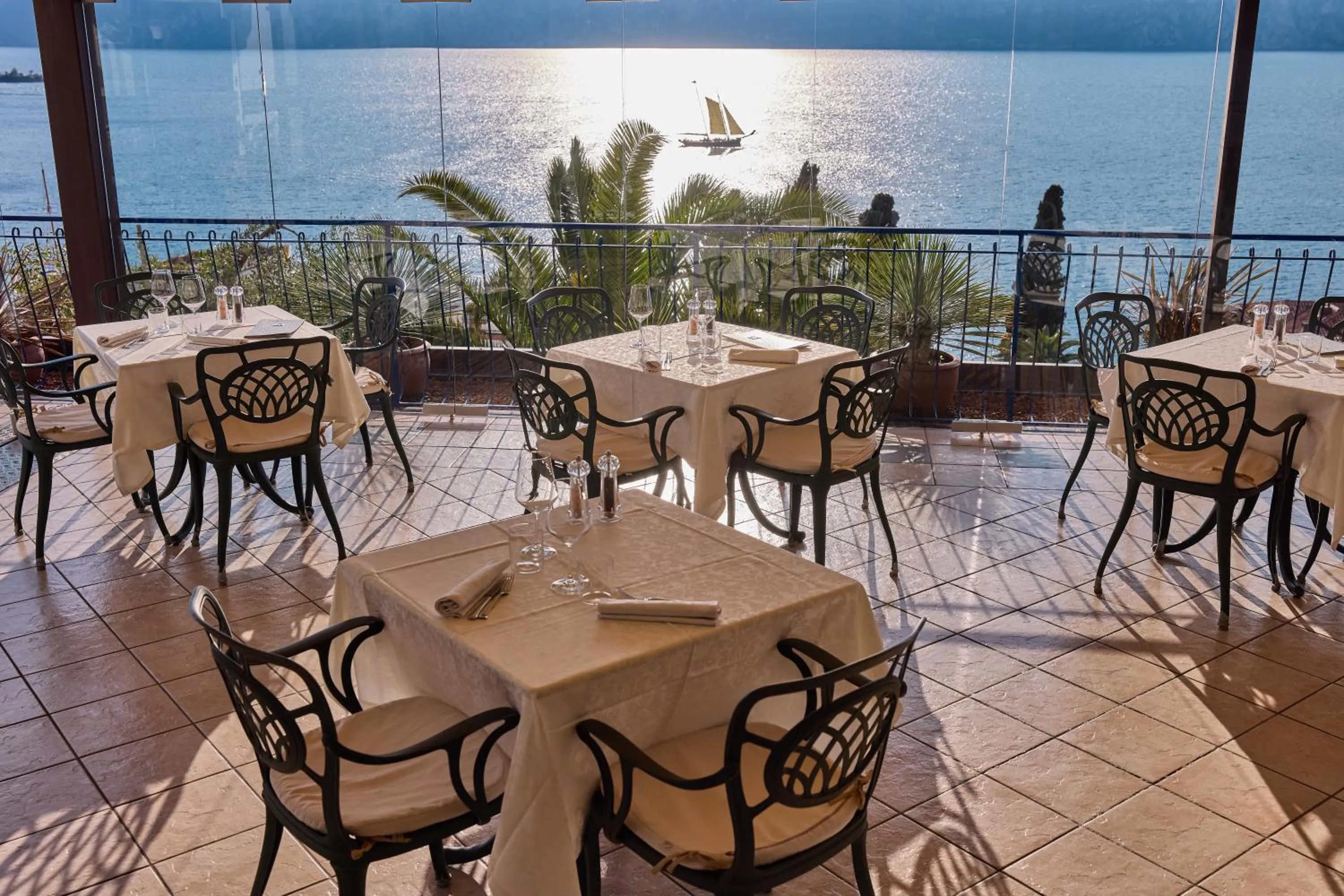 Restaurant/places to eat in Hotel Capri