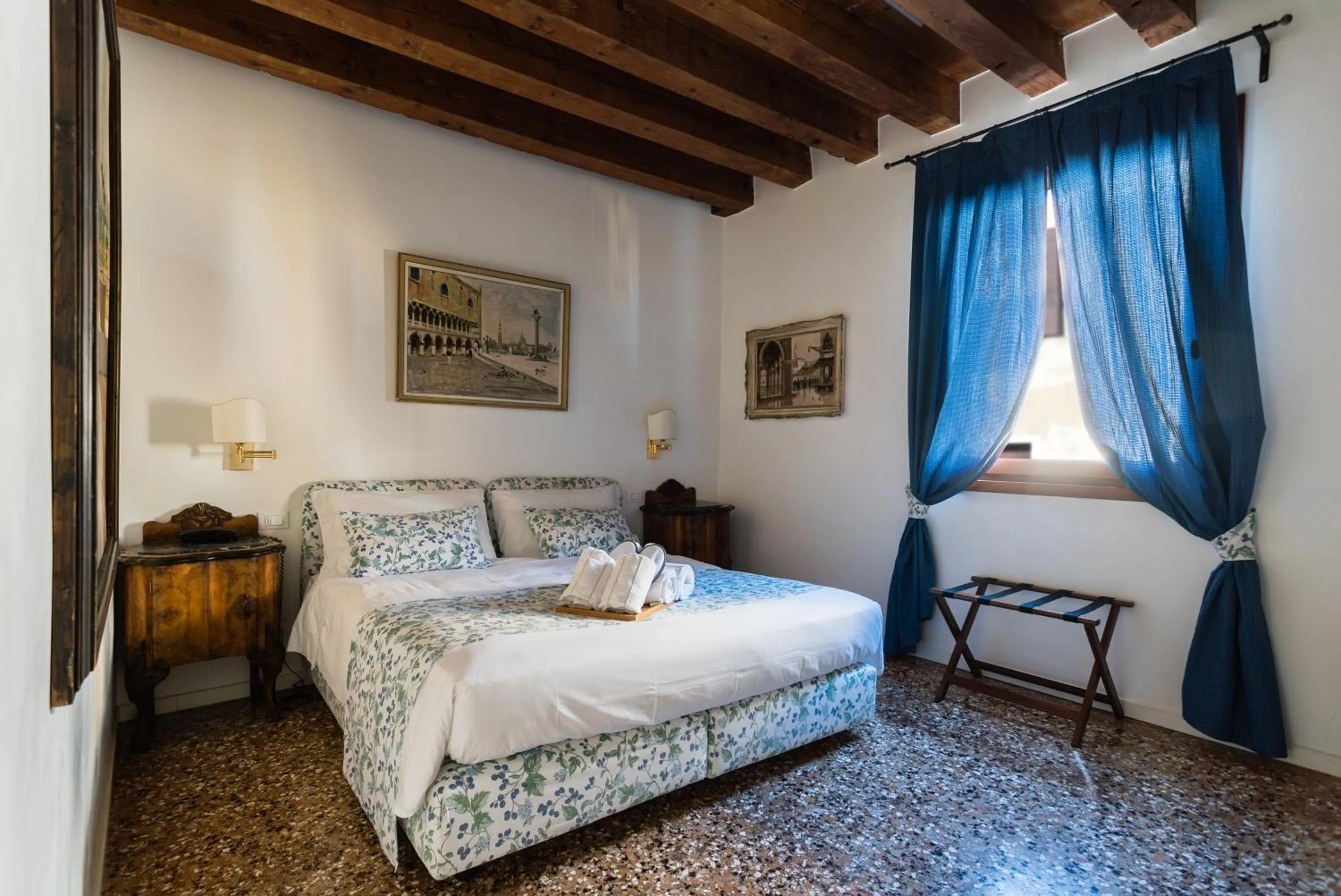 Photo of the whole room, Bed in Locanda Ai Santi Apostoli Sul Canal Grande - Ferretti Hotels Collection