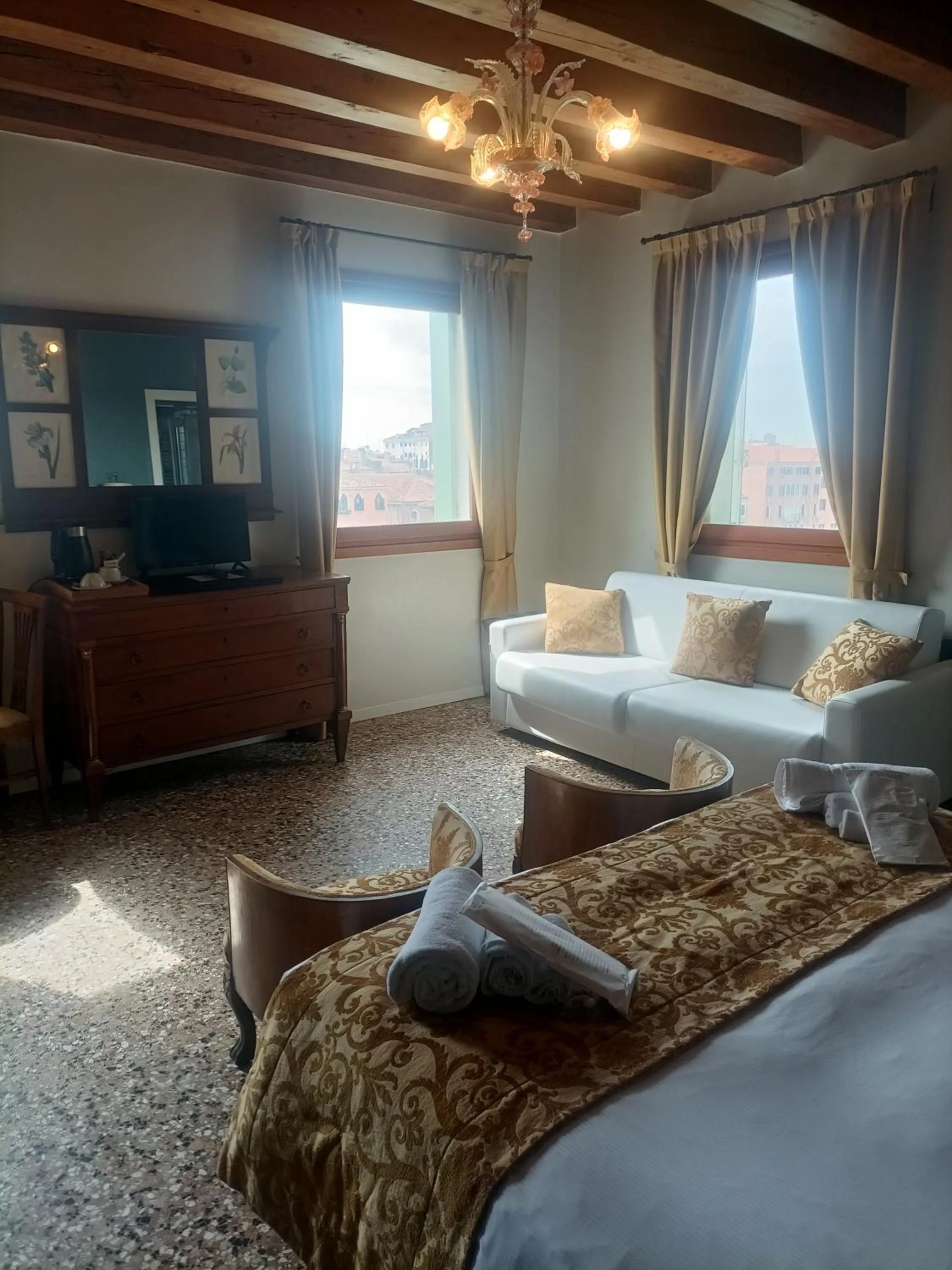 Bed in Locanda Ai Santi Apostoli Sul Canal Grande - Ferretti Hotels Collection