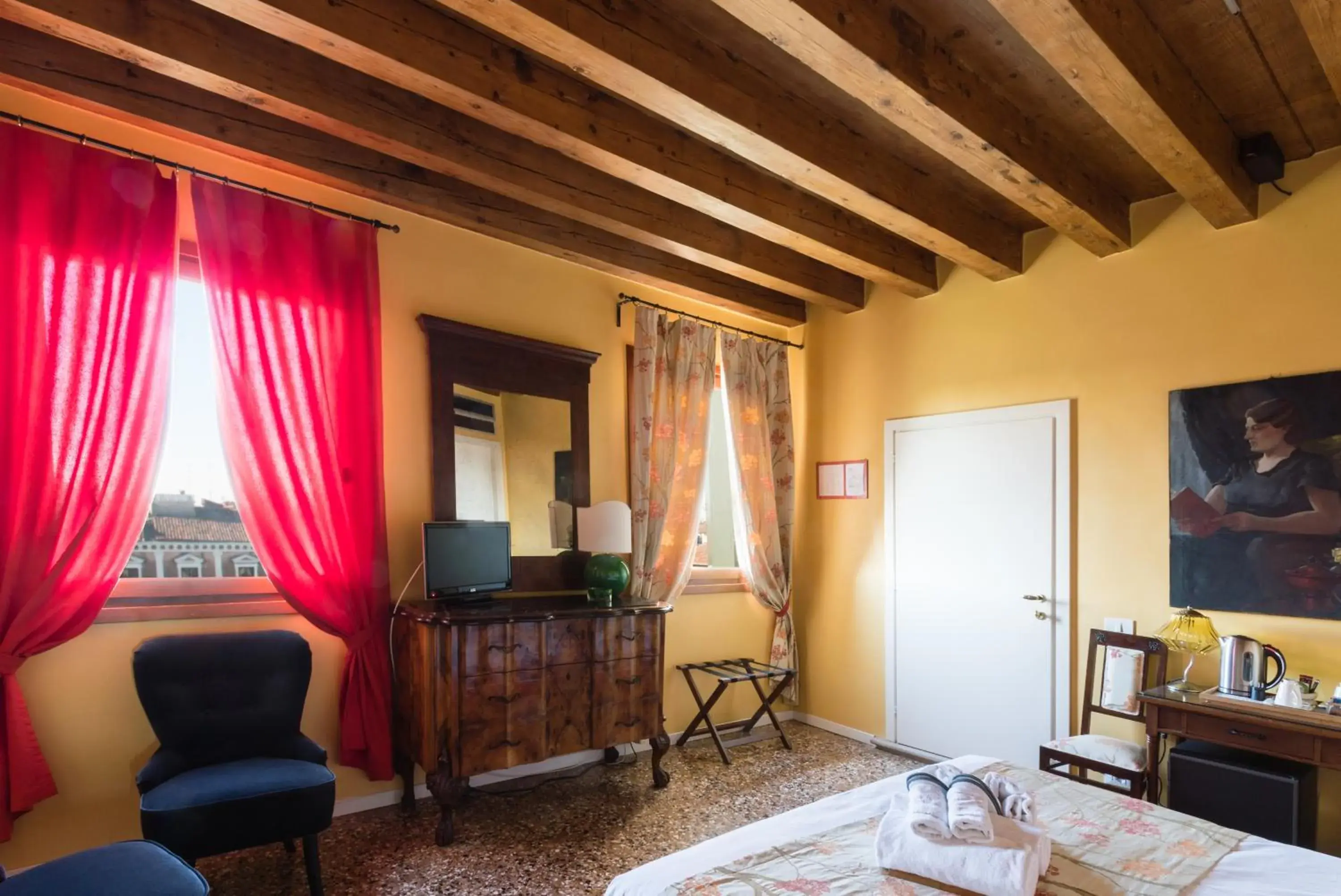 City view, Bed in Locanda Ai Santi Apostoli Sul Canal Grande - Ferretti Hotels Collection City view, Bed in Locanda Ai Santi Apostoli Sul Canal Grande - Ferretti Hotels Collection