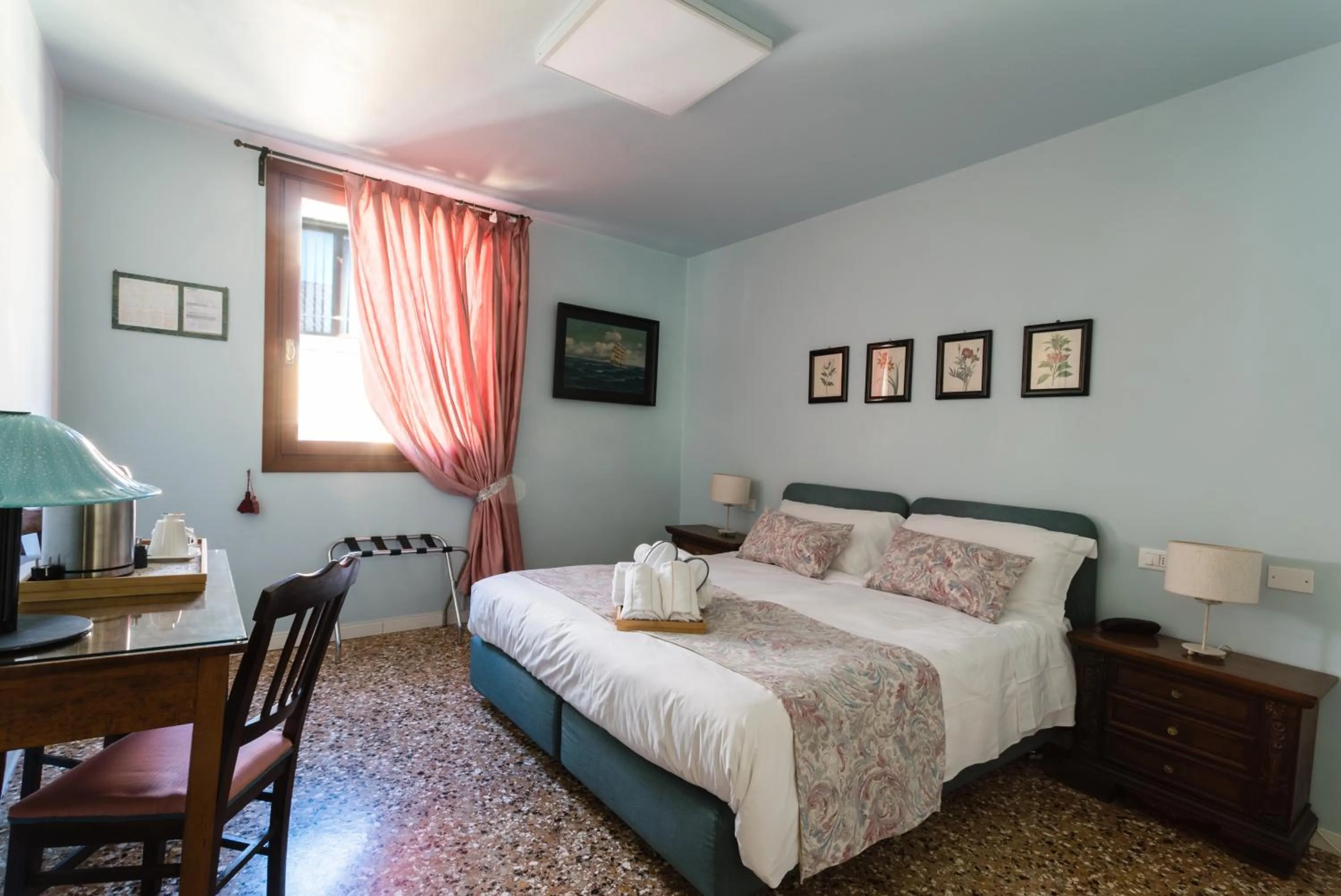 Photo of the whole room, Bed in Locanda Ai Santi Apostoli Sul Canal Grande - Ferretti Hotels Collection