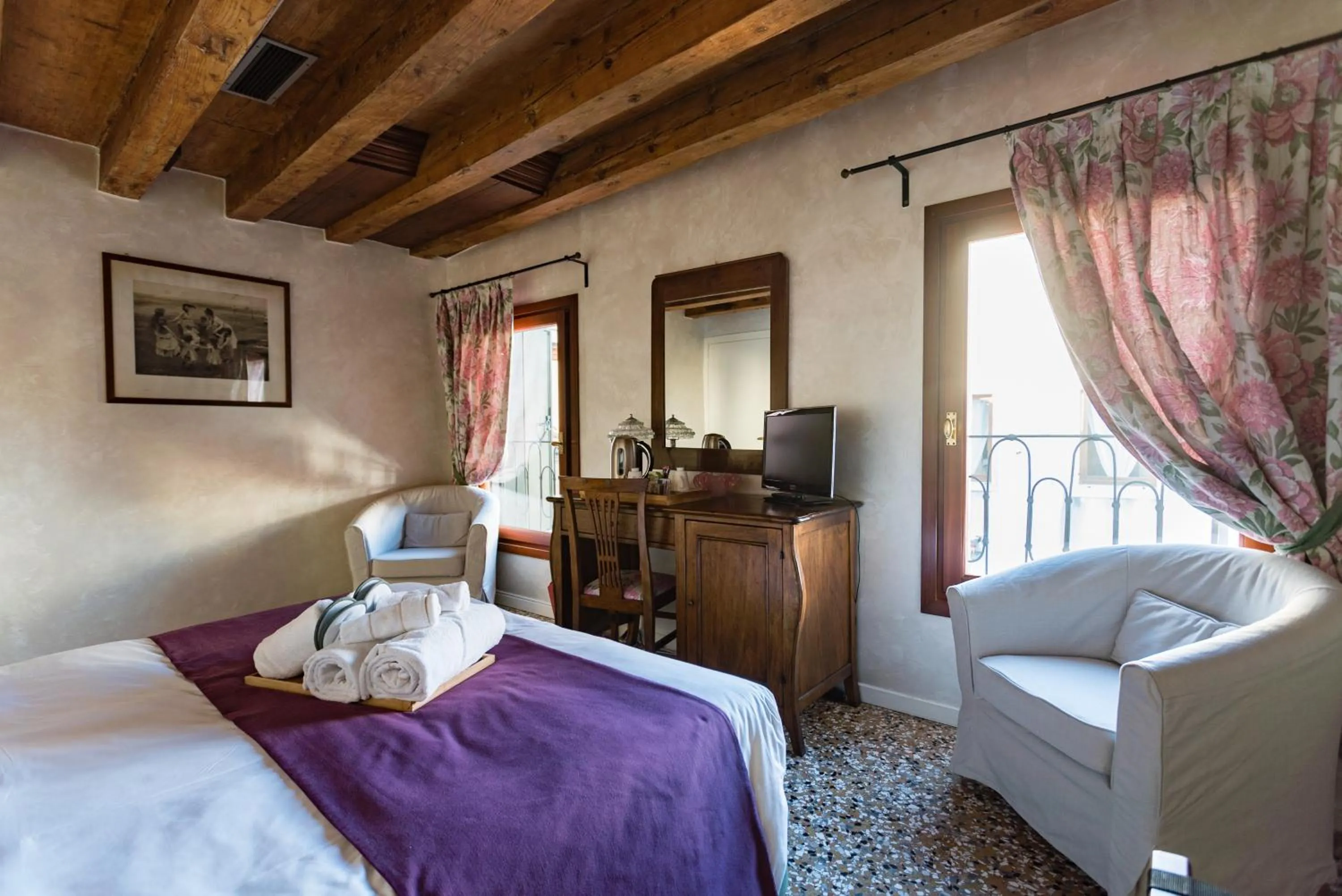 Bedroom, Bed in Locanda Ai Santi Apostoli Sul Canal Grande - Ferretti Hotels Collection