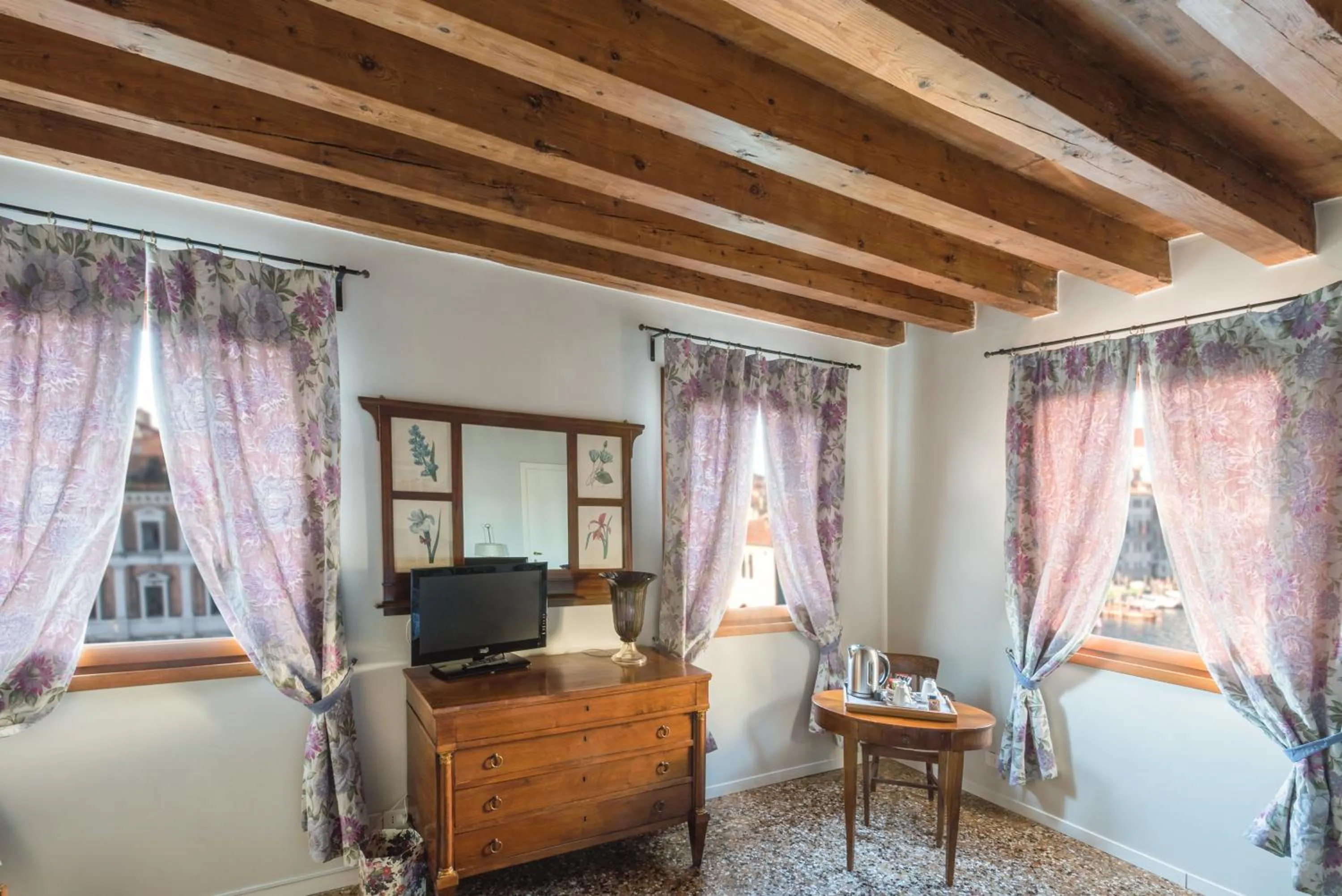 Bedroom in Locanda Ai Santi Apostoli Sul Canal Grande - Ferretti Hotels Collection