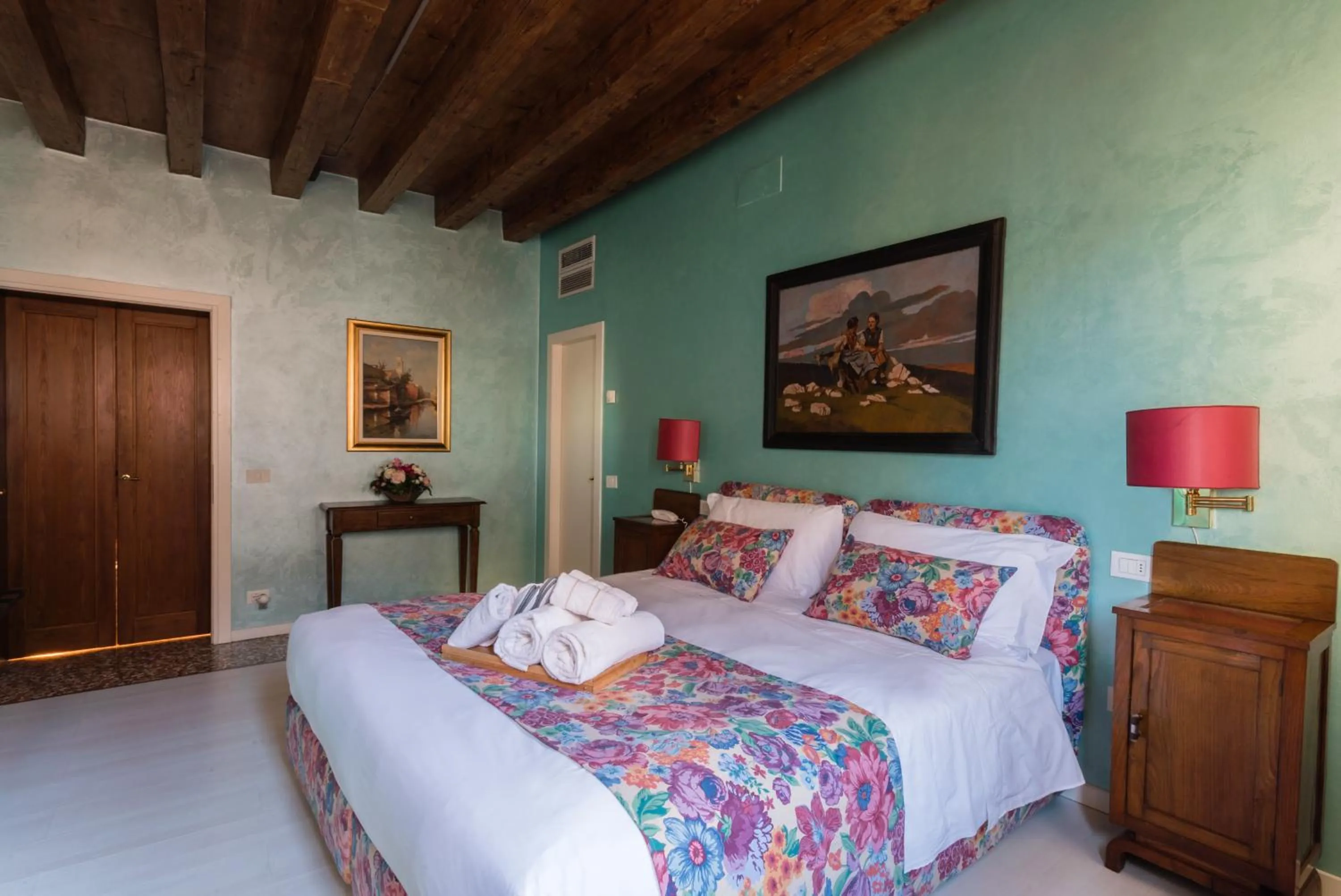 Bed in Locanda Ai Santi Apostoli Sul Canal Grande - Ferretti Hotels Collection