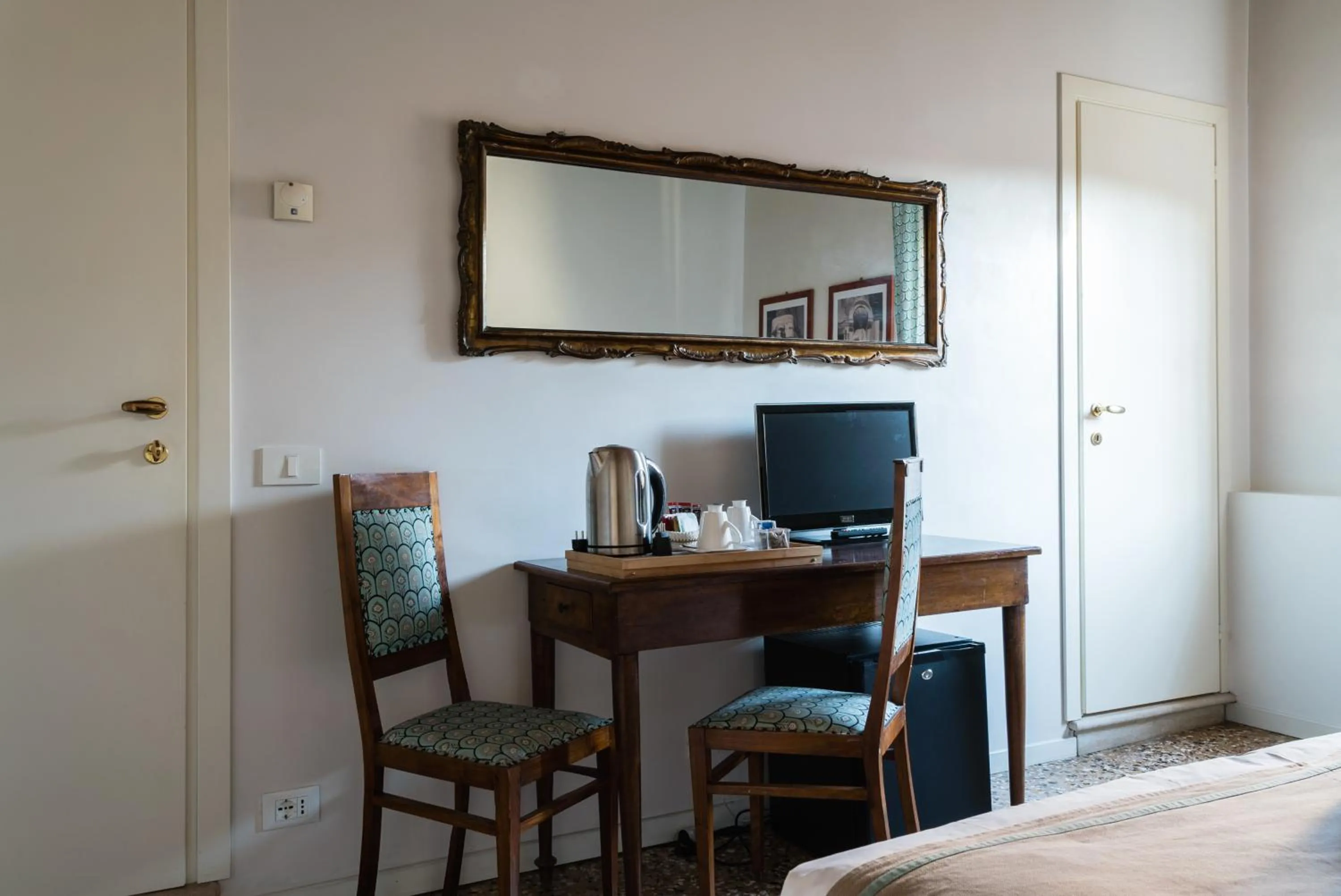 Coffee/tea facilities, Bed in Locanda Ai Santi Apostoli Sul Canal Grande - Ferretti Hotels Collection