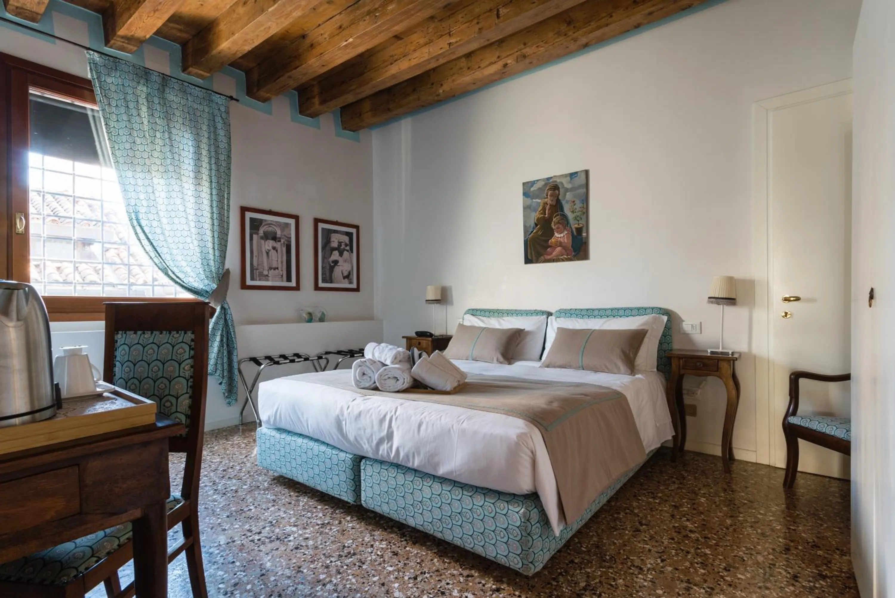 Photo of the whole room, Bed in Locanda Ai Santi Apostoli Sul Canal Grande - Ferretti Hotels Collection