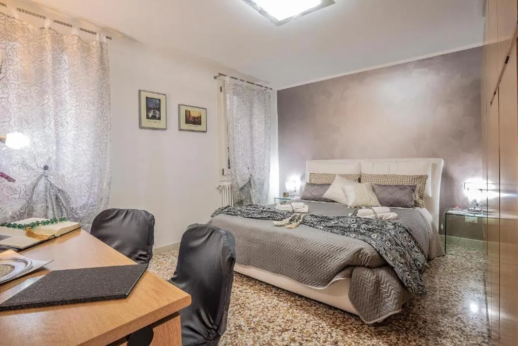 Bed in Locanda Ai Santi Apostoli Sul Canal Grande - Ferretti Hotels Collection