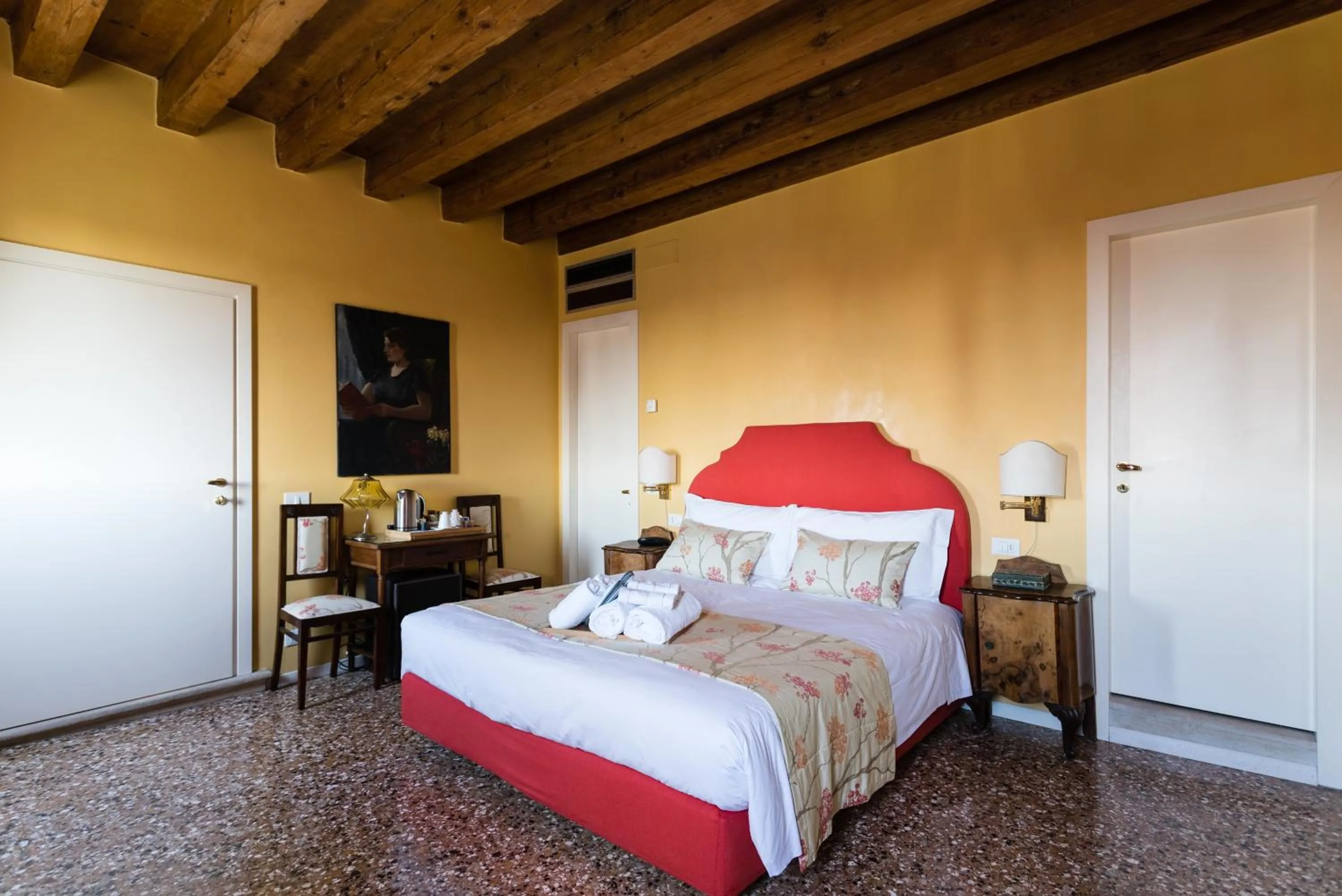 Photo of the whole room, Bed in Locanda Ai Santi Apostoli Sul Canal Grande - Ferretti Hotels Collection