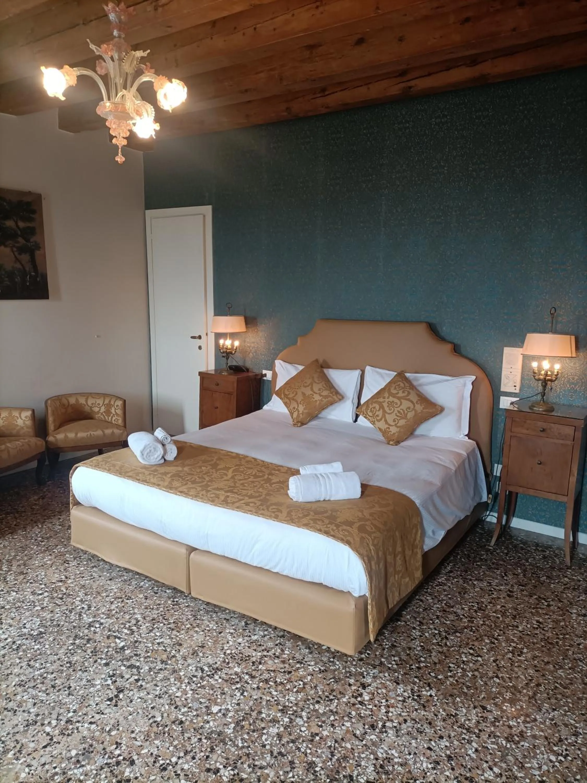 Coffee/tea facilities, Bed in Locanda Ai Santi Apostoli Sul Canal Grande - Ferretti Hotels Collection