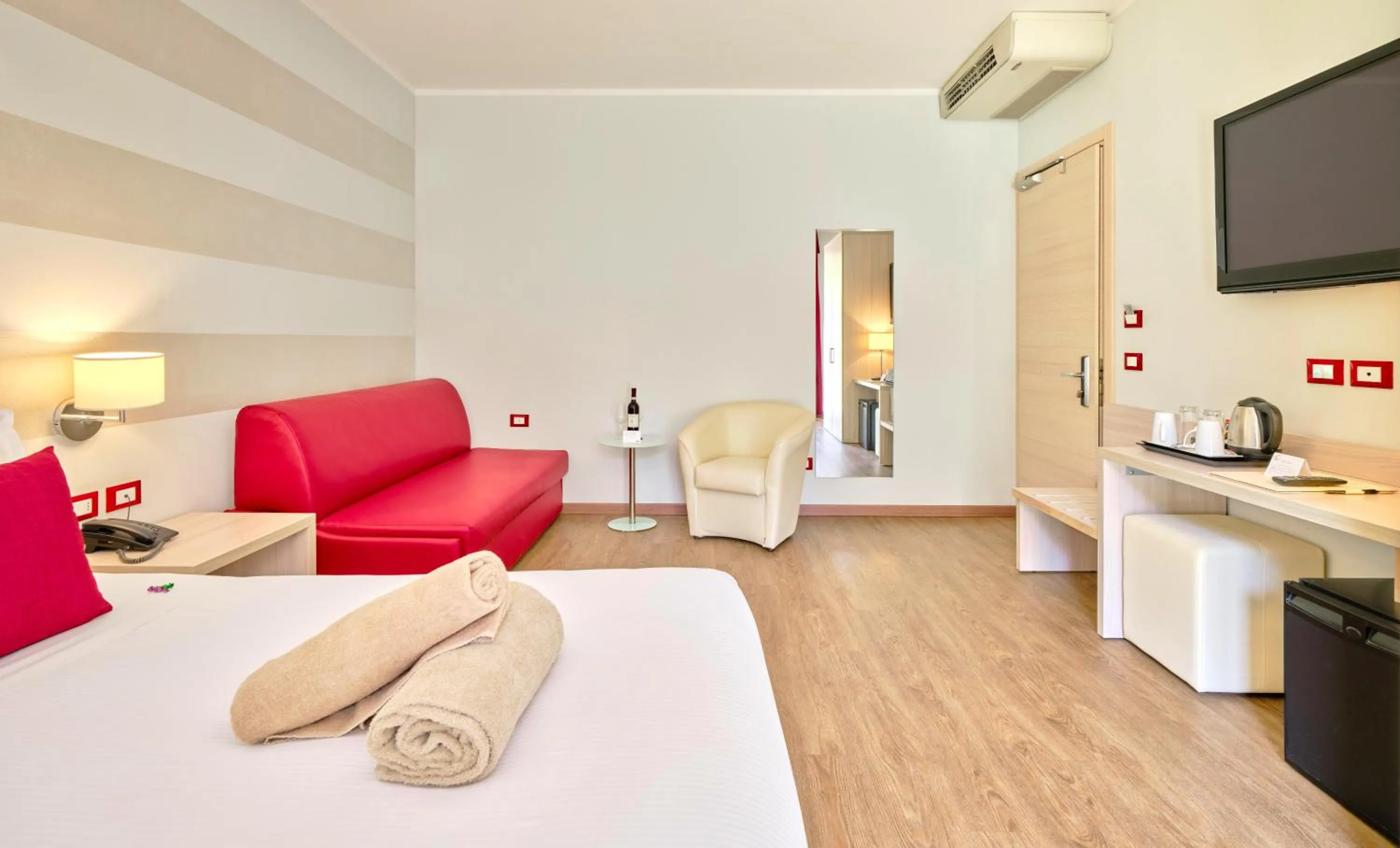 TV and multimedia, Bed in Hotel Eden Garda