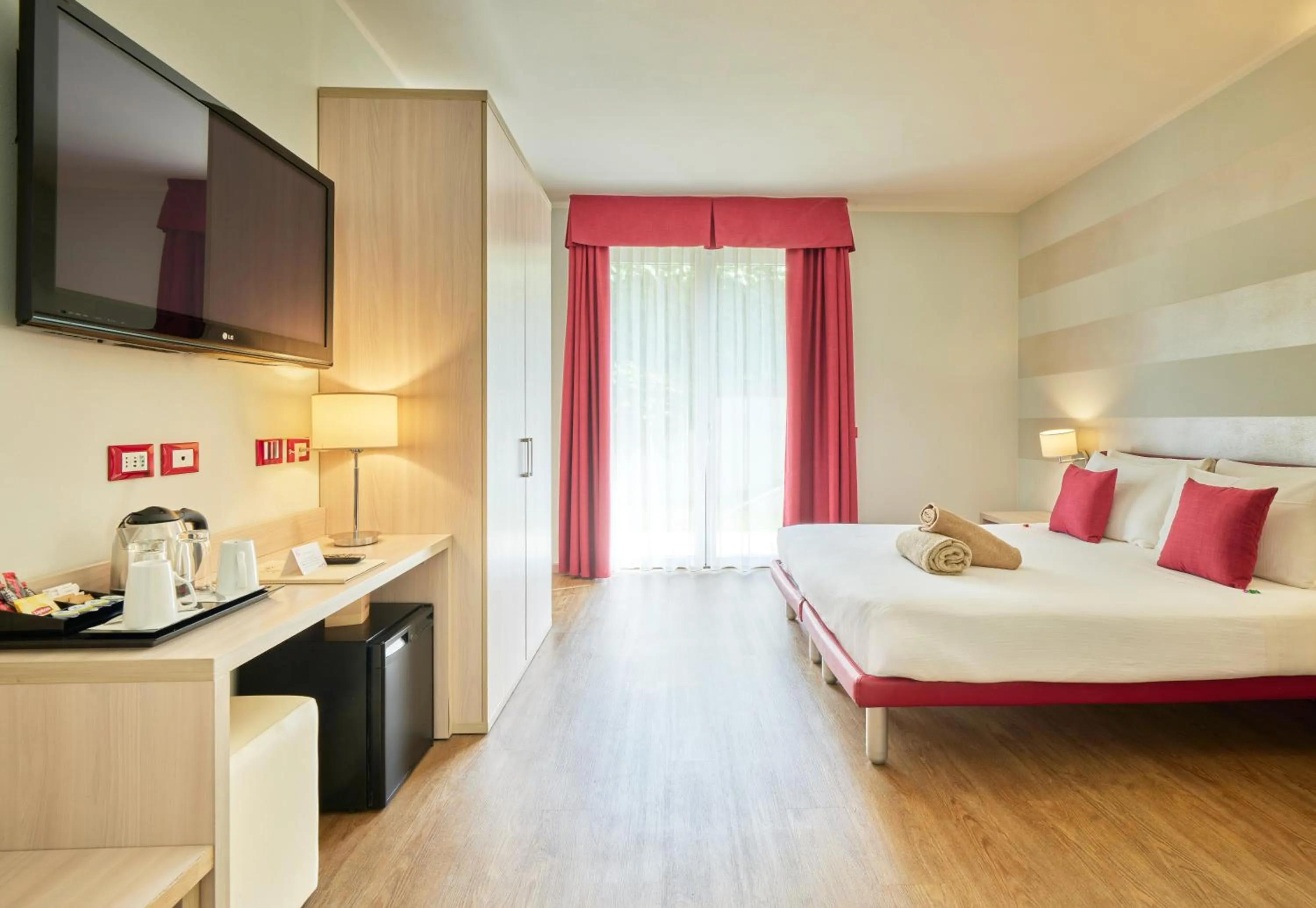 TV and multimedia, Bed in Hotel Eden Garda