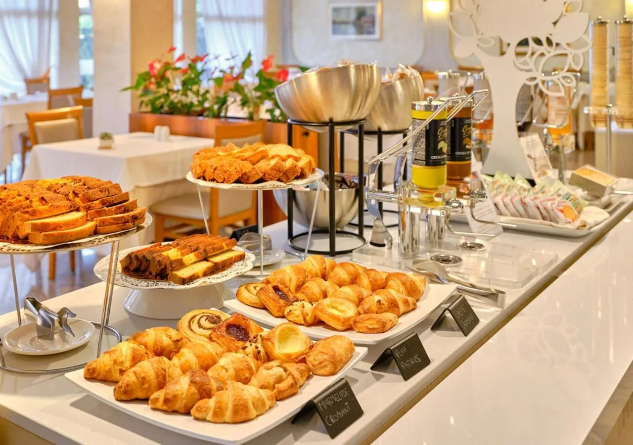 Restaurant/places to eat in Hotel Eden Garda