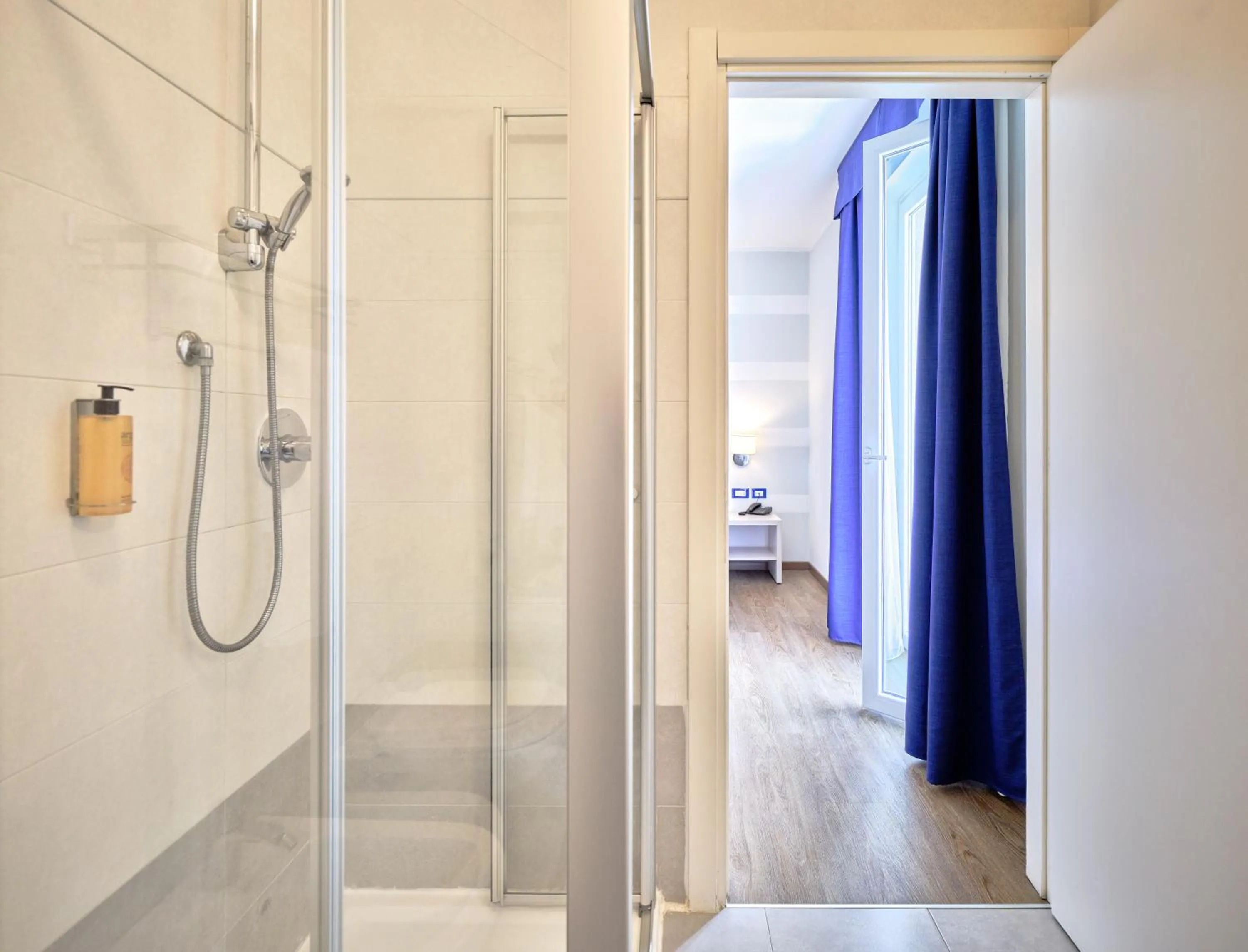 Shower in Hotel Eden Garda