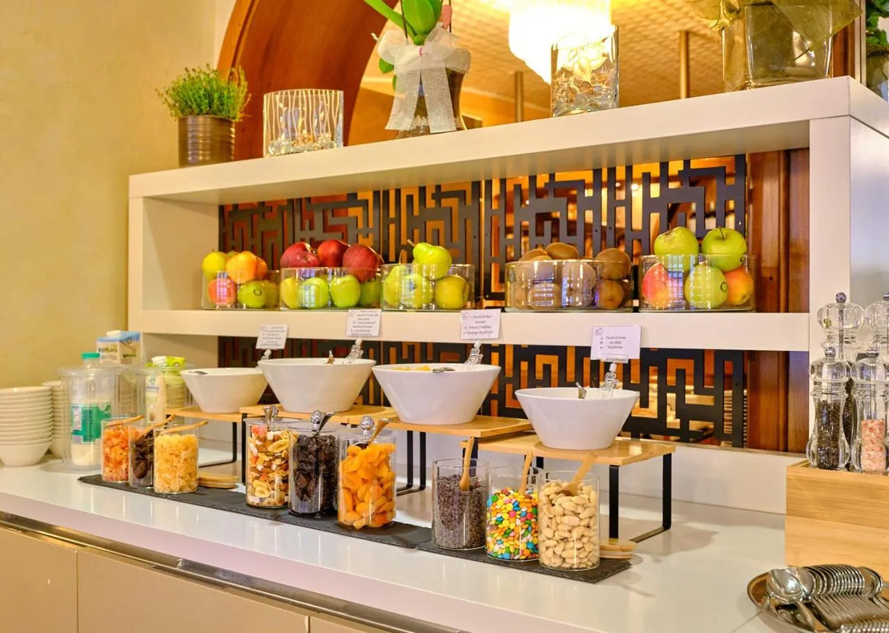 Restaurant/places to eat in Hotel Eden Garda