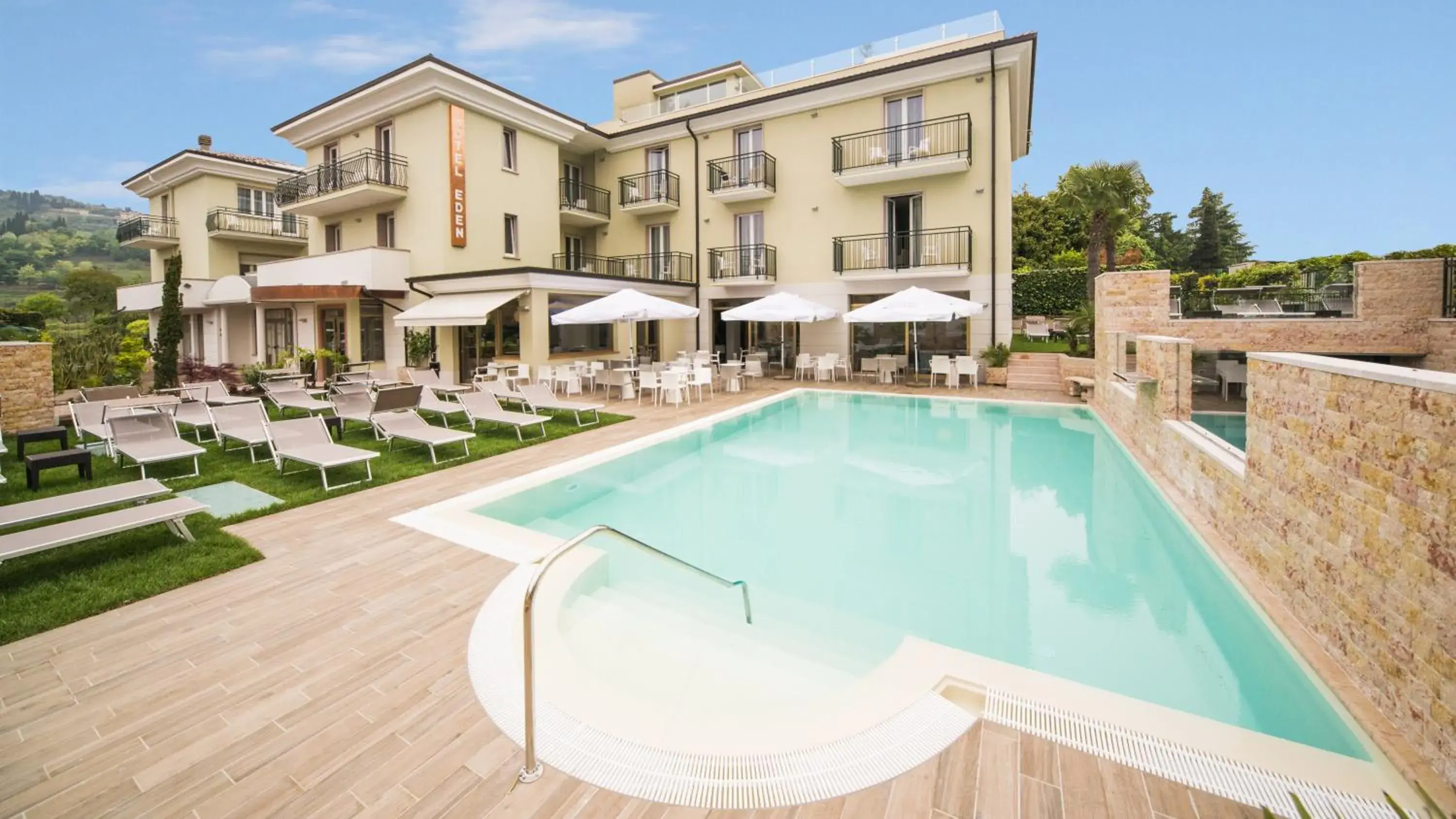 Facade/entrance, Swimming Pool in Hotel Eden Garda