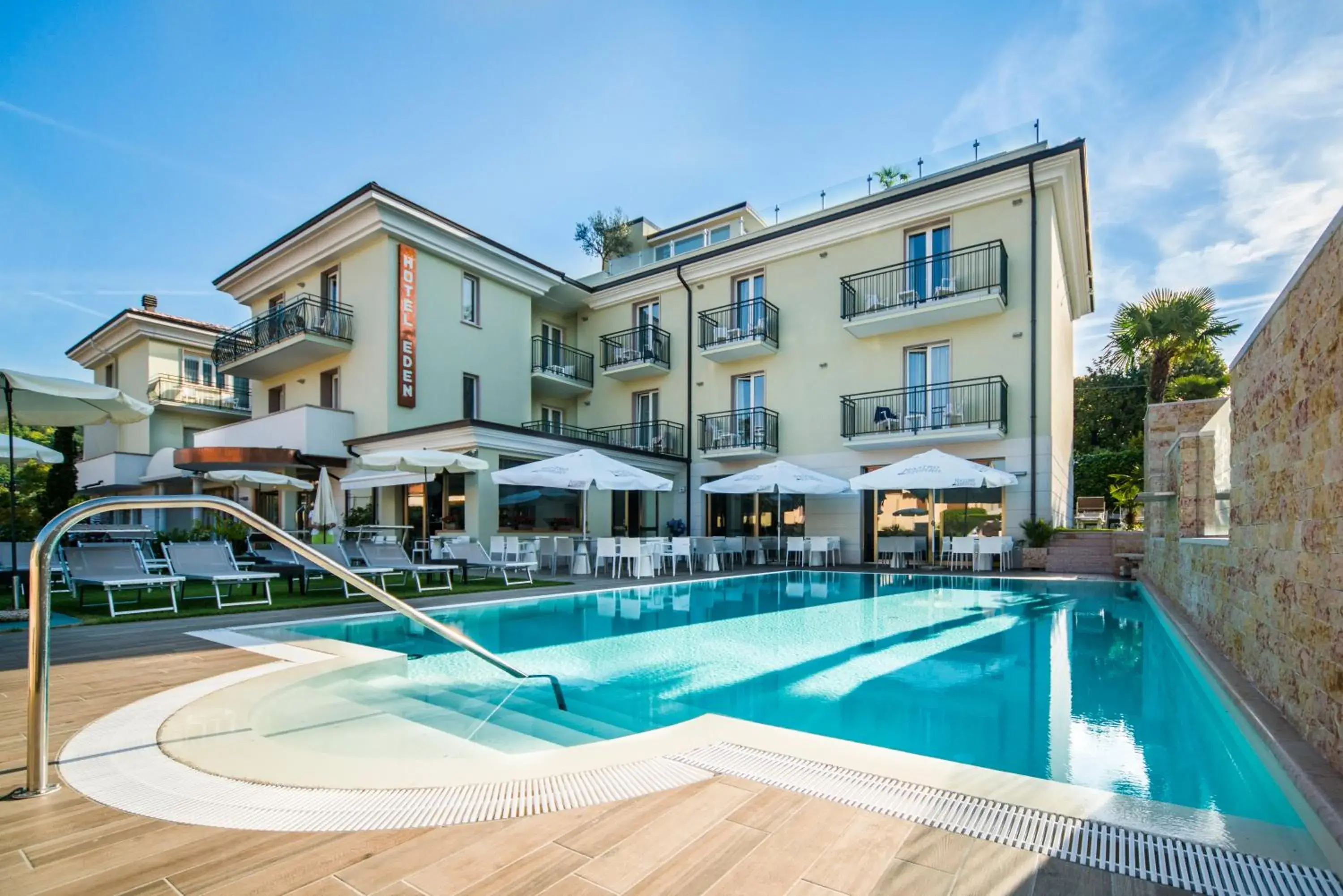 Property building, Swimming Pool in Hotel Eden Garda