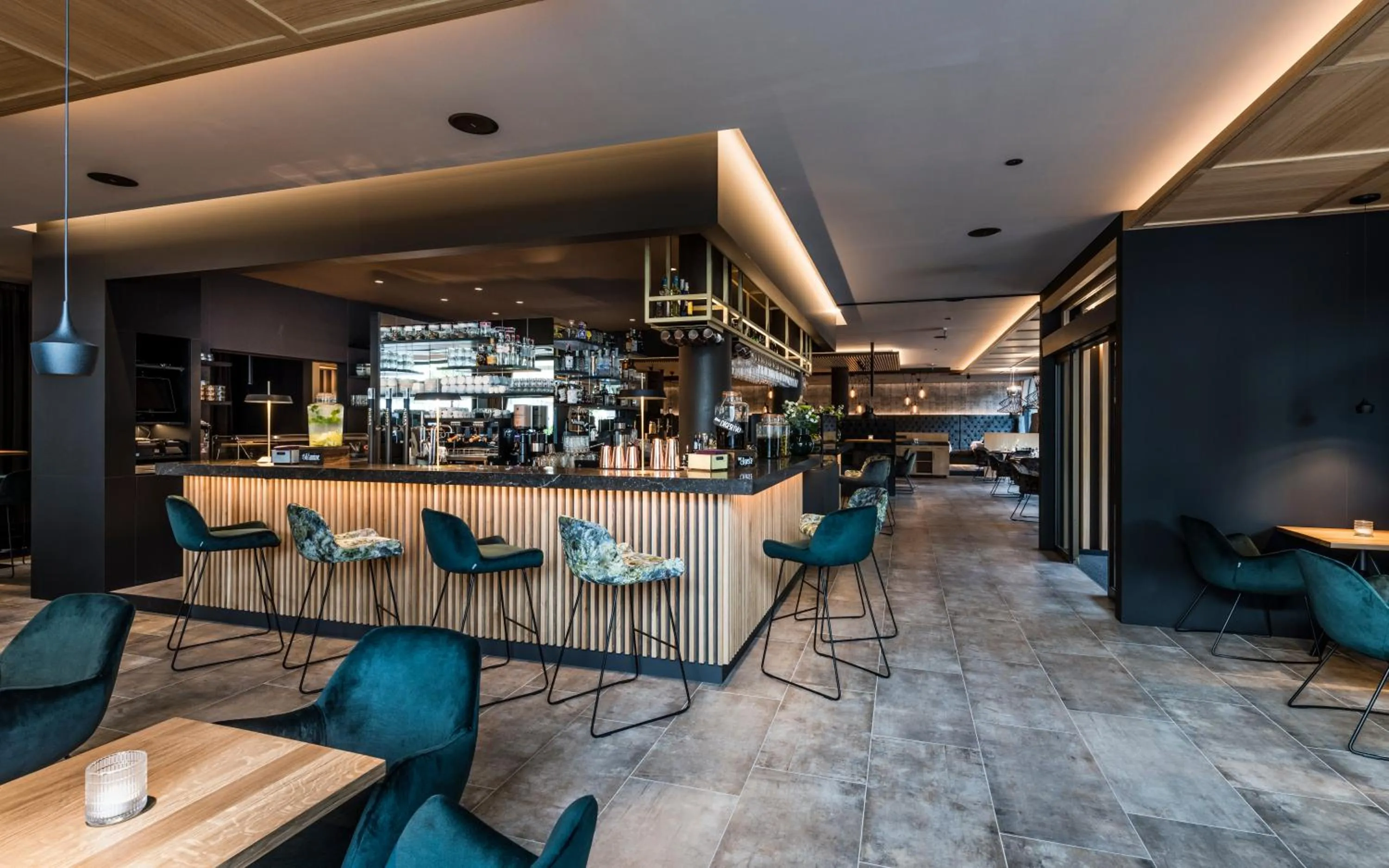 Lounge or bar in HOTEL POST alpine cityflair