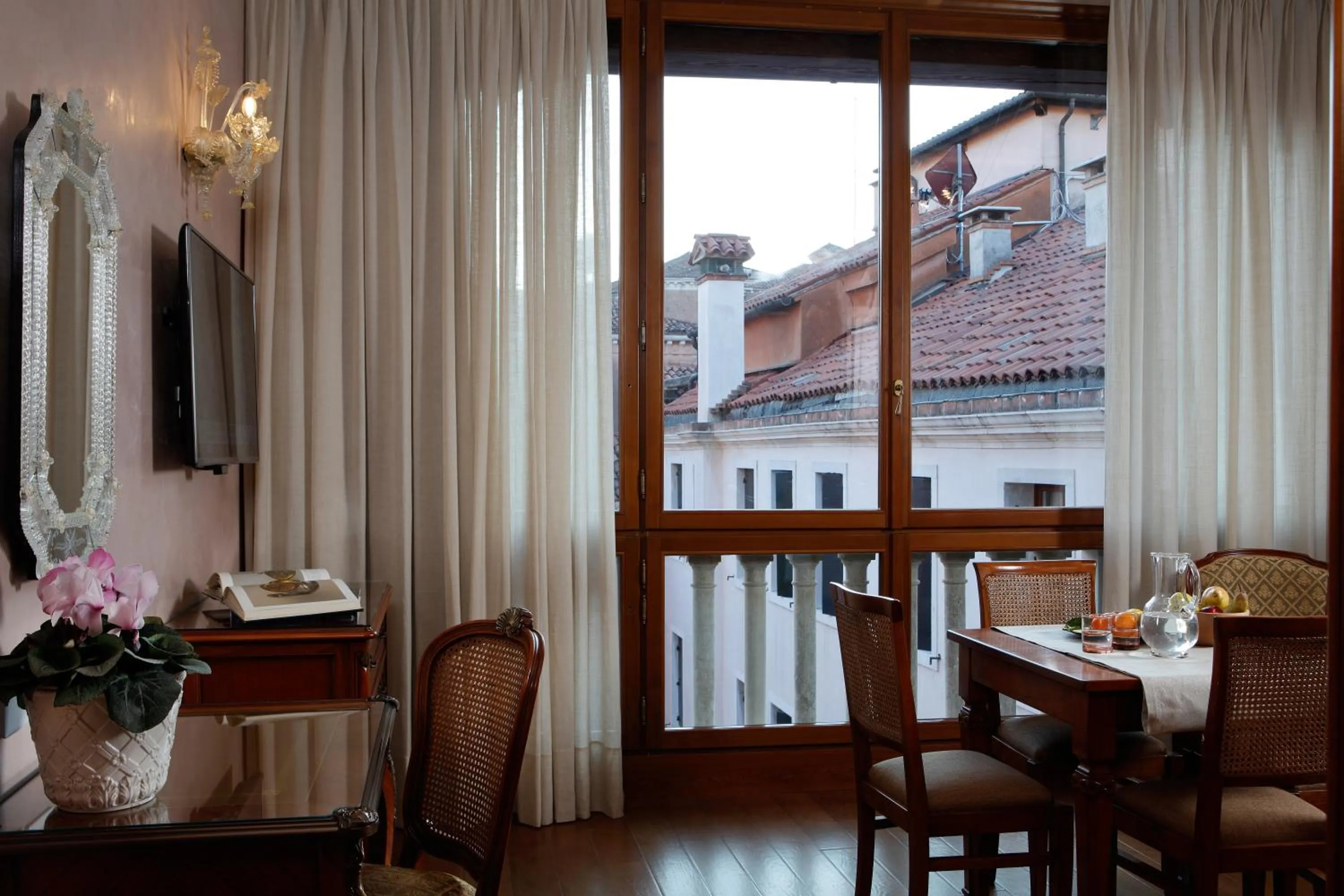 Restaurant/places to eat in Hotel Bisanzio