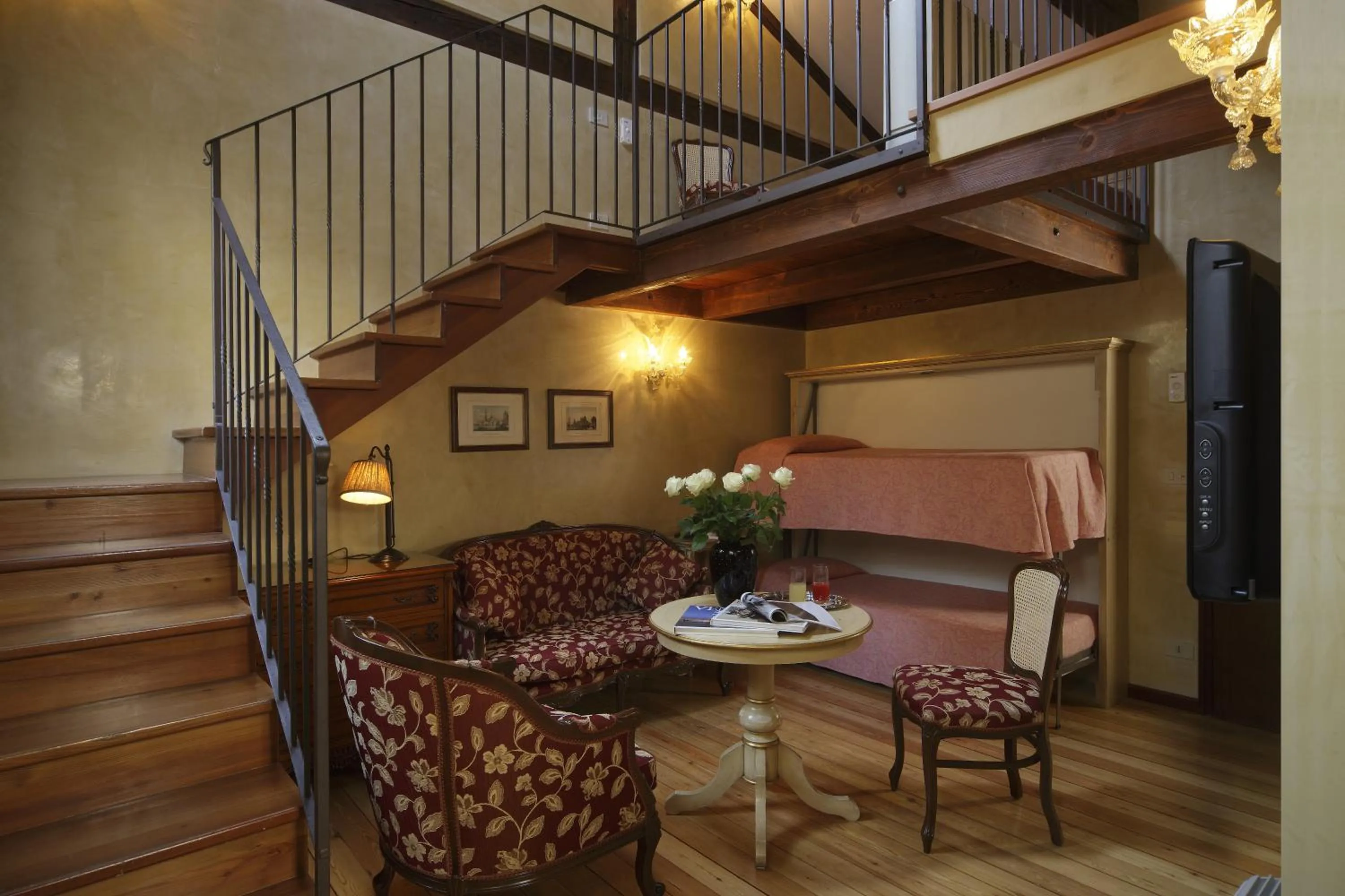 Living room, Bed in Hotel Bisanzio