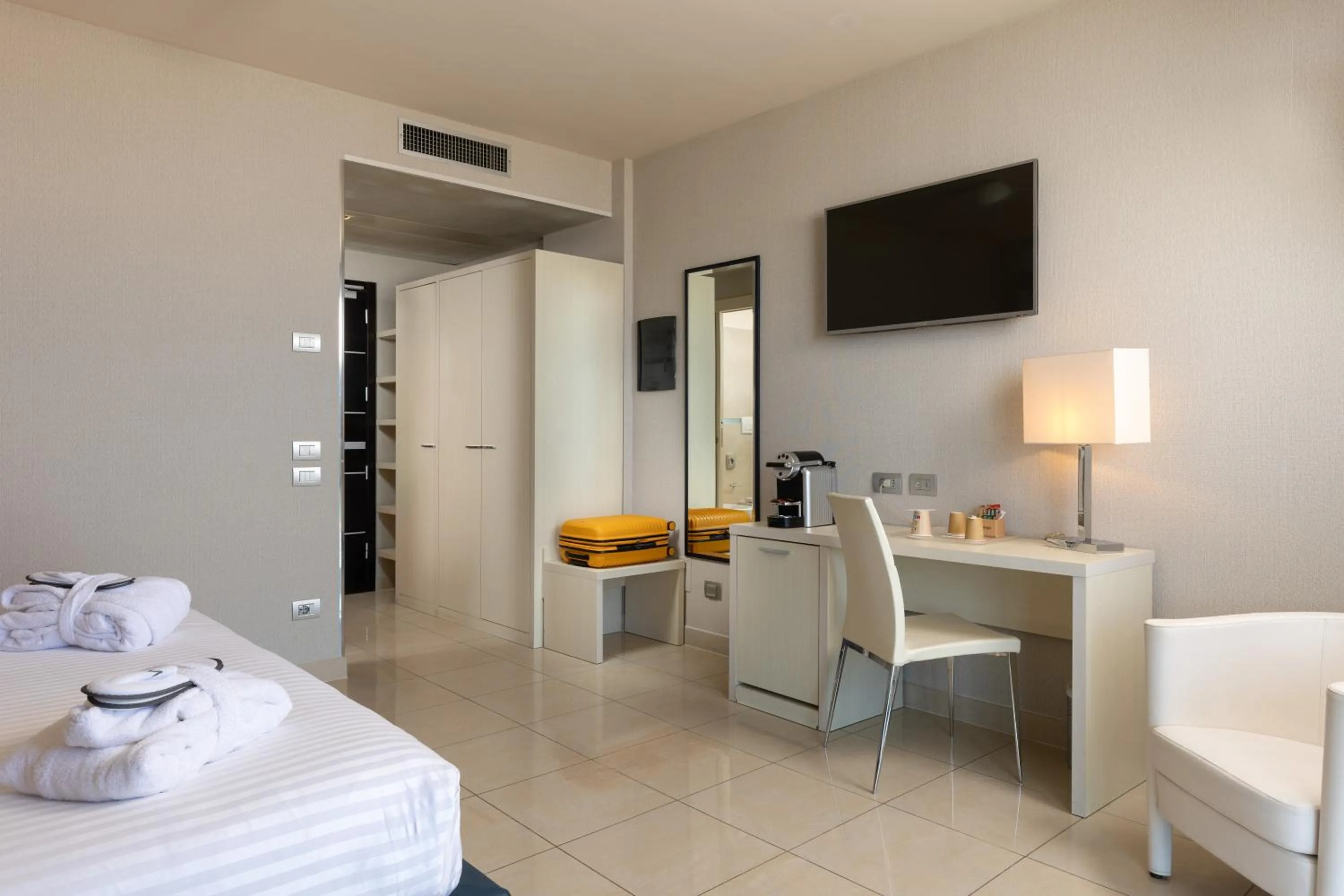 TV and multimedia, Bed in Mercure Hotel Rimini Artis