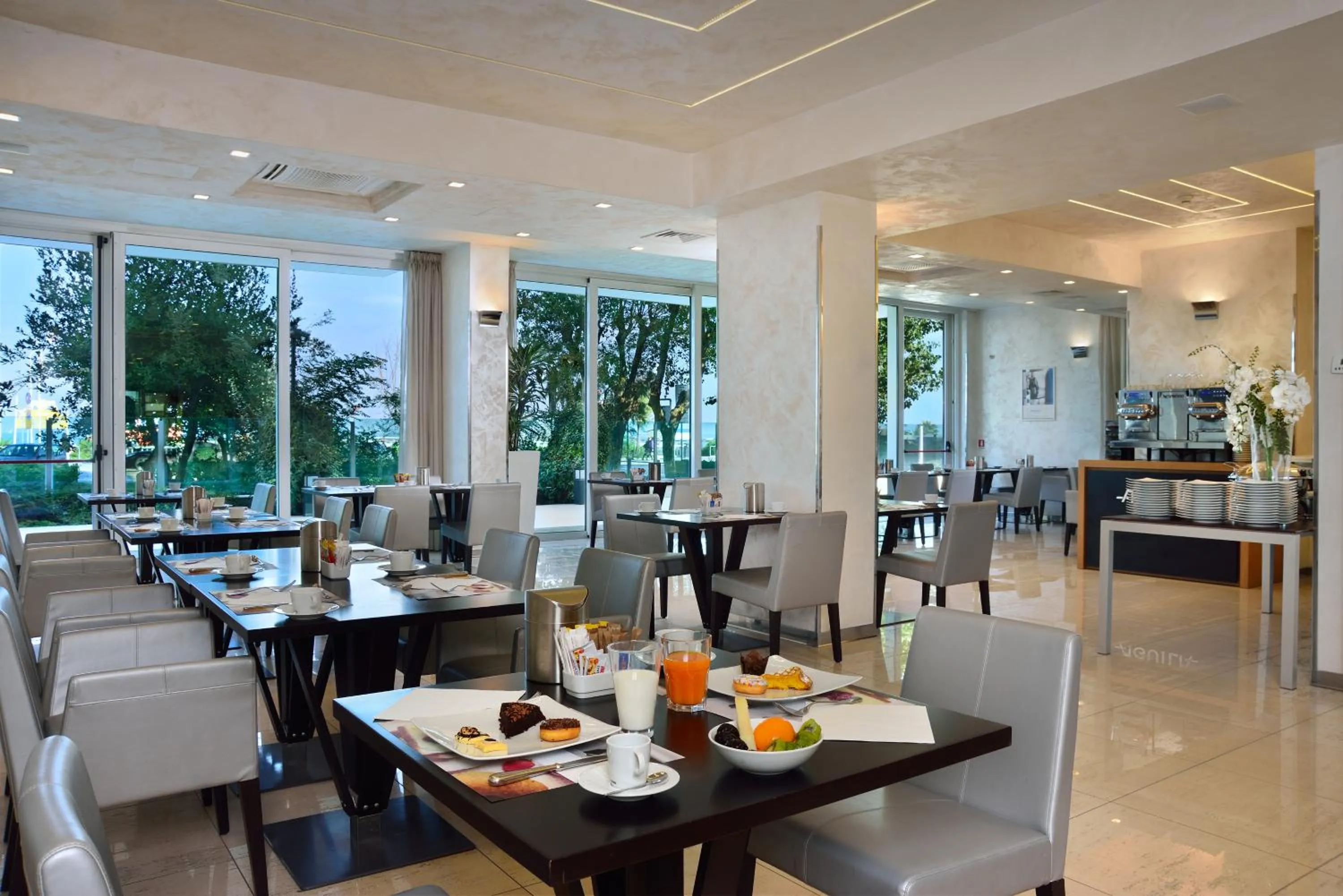 Restaurant/places to eat in Mercure Hotel Rimini Artis