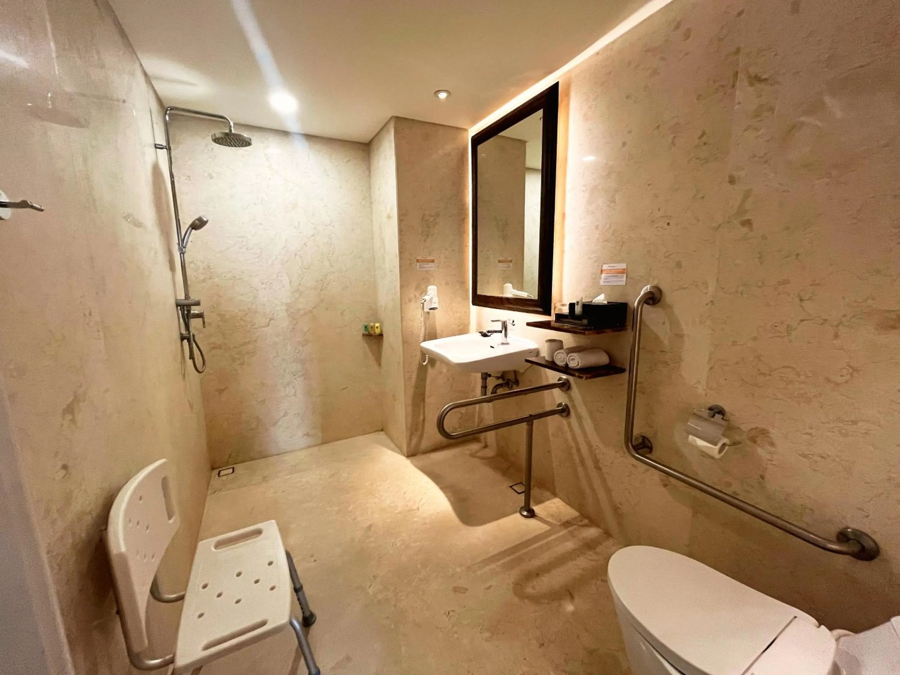 Shower in Swiss-Belboutique Yogyakarta