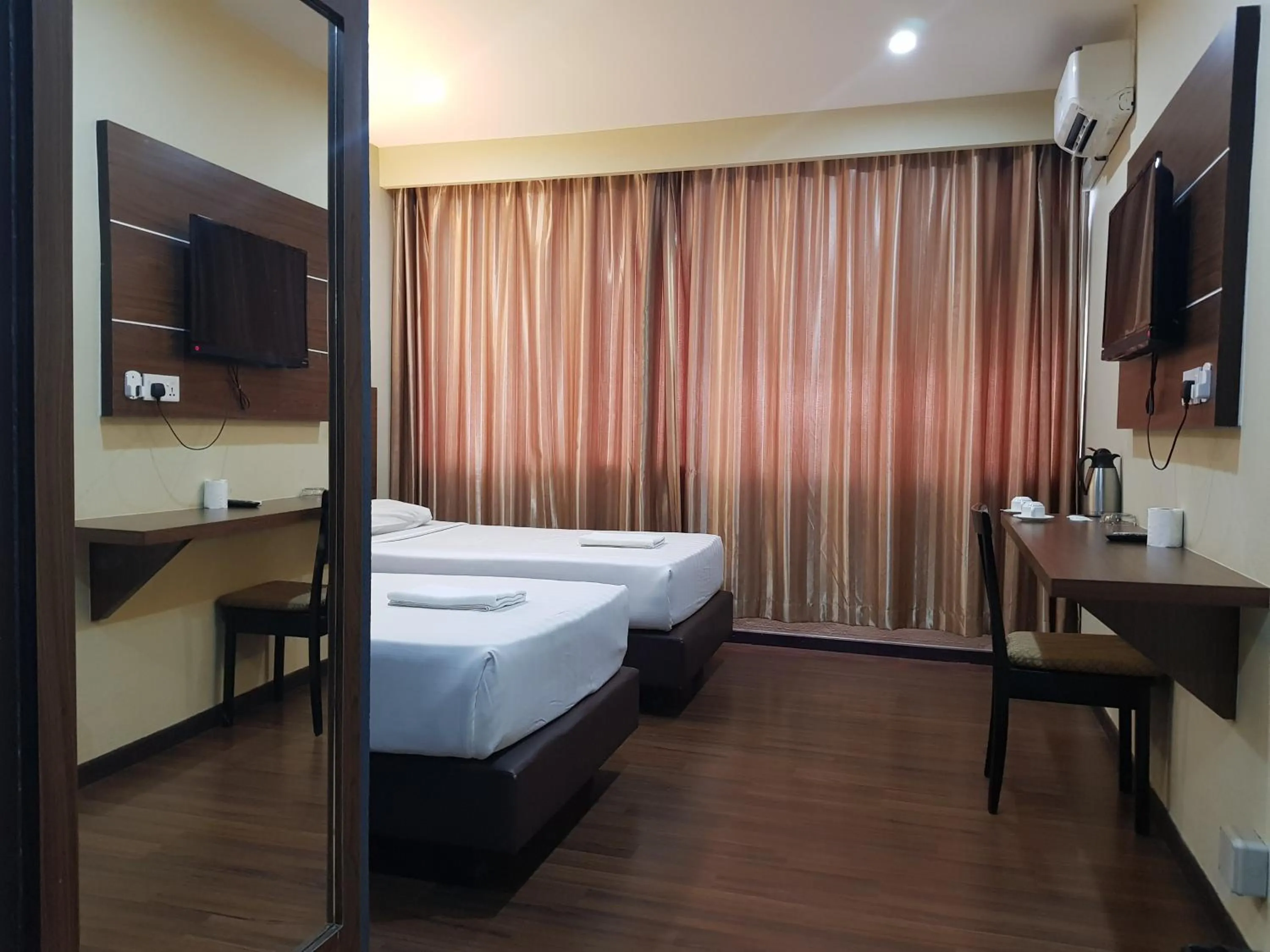 Photo of the whole room, Bed in Garden Inn, Penang