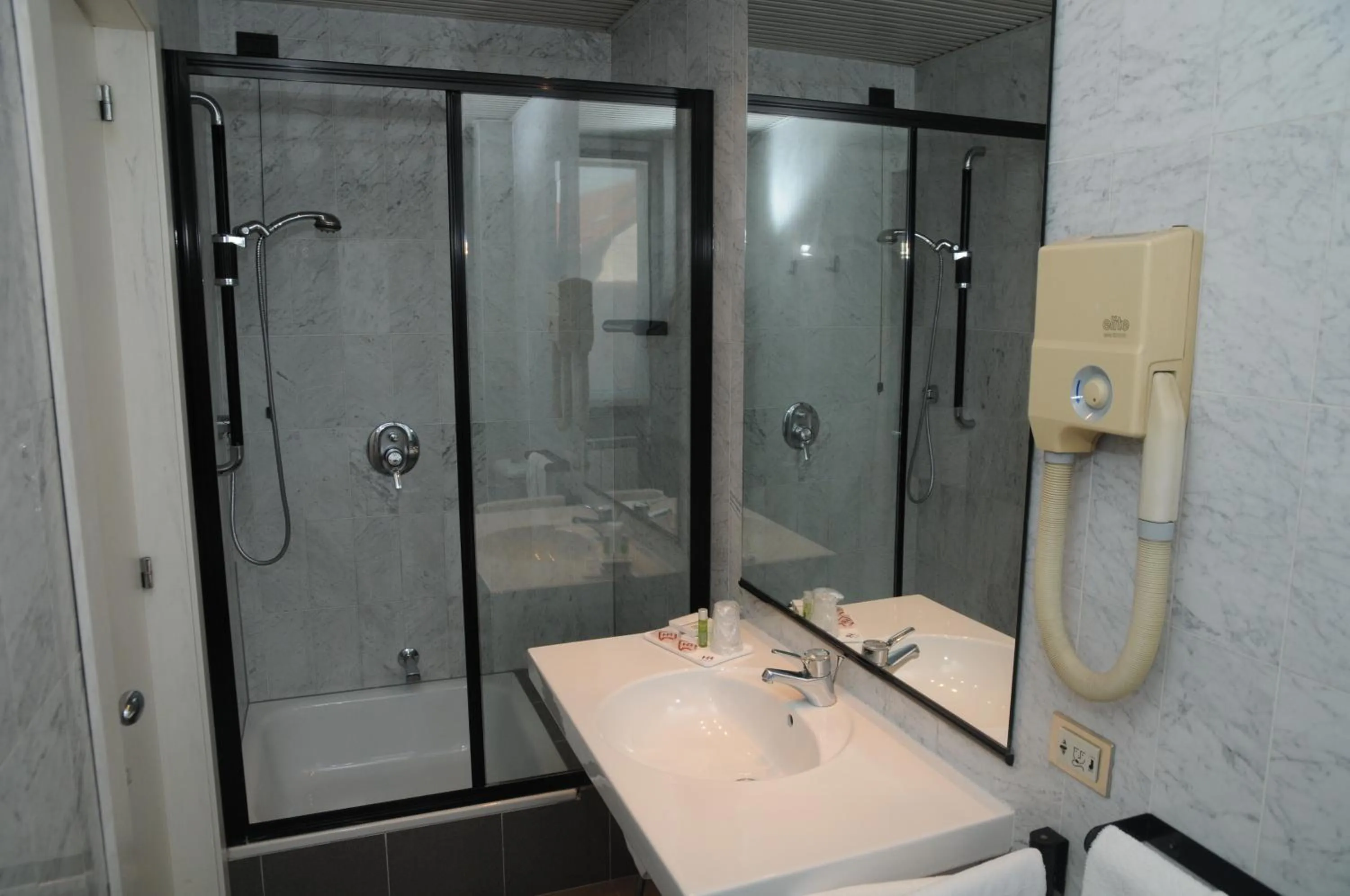 Shower in Hotel Del Riale