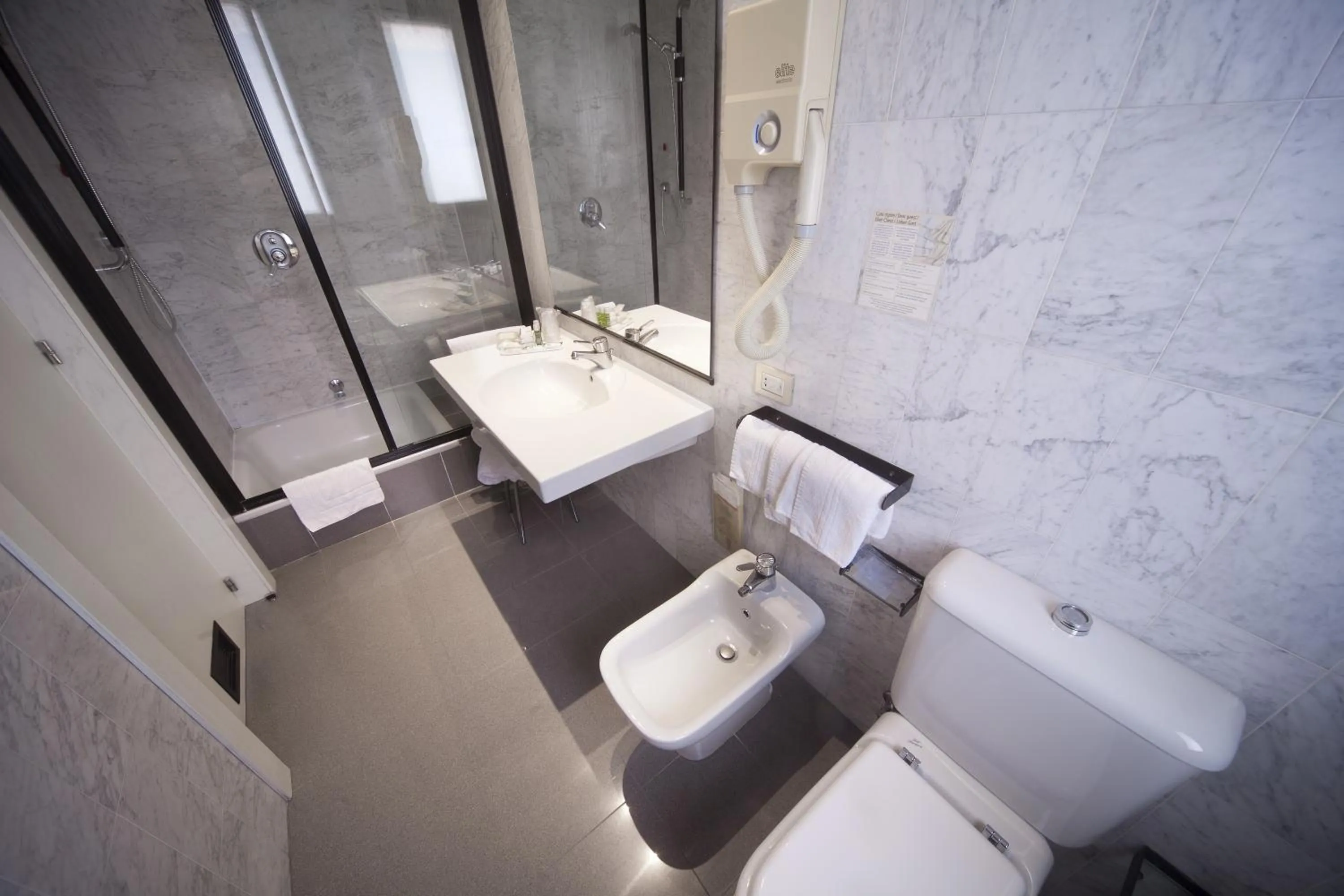 Toilet in Hotel Del Riale