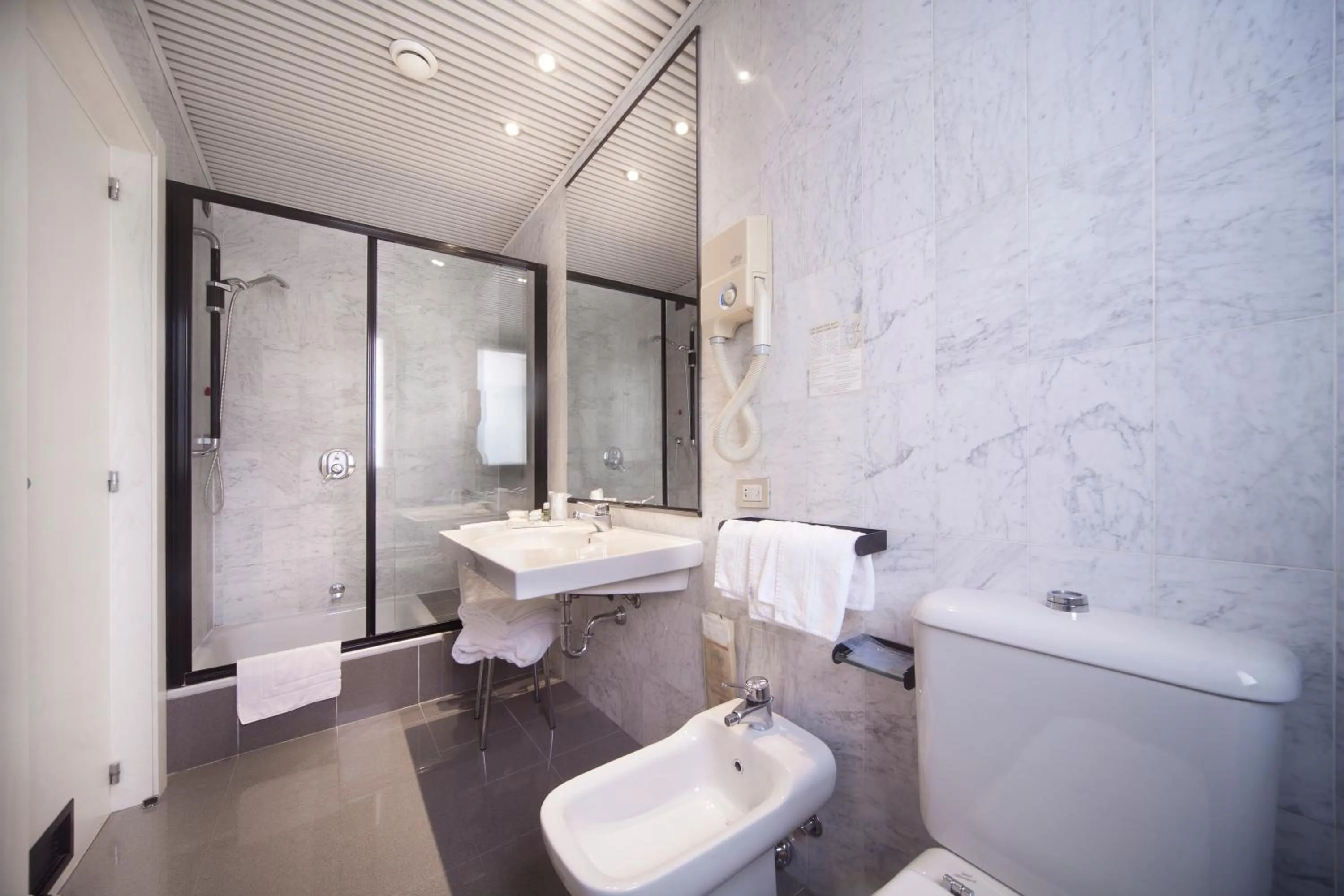 Shower in Hotel Del Riale