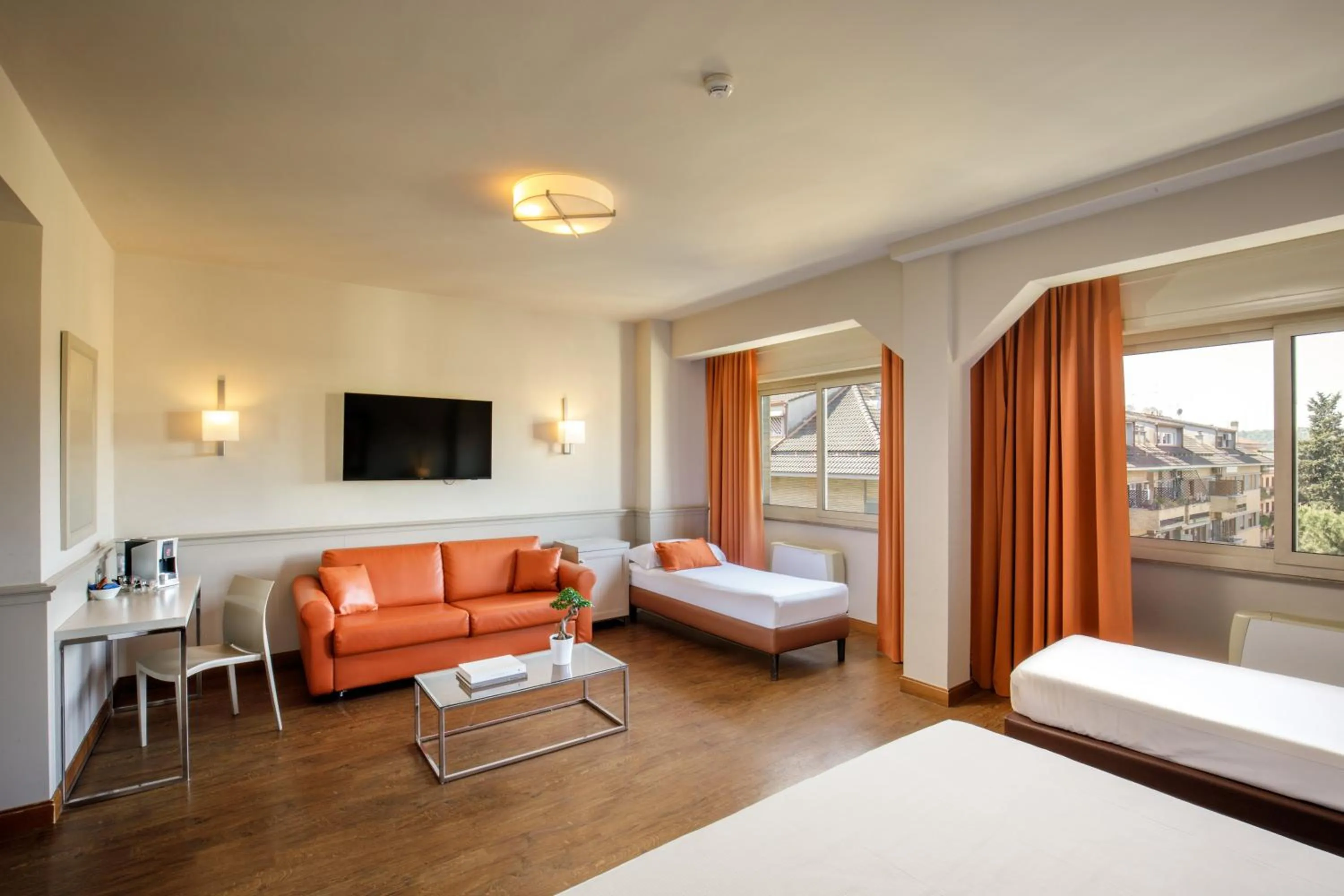 Communal lounge/ TV room, Bed in Grand Hotel Fleming by OMNIA hotels