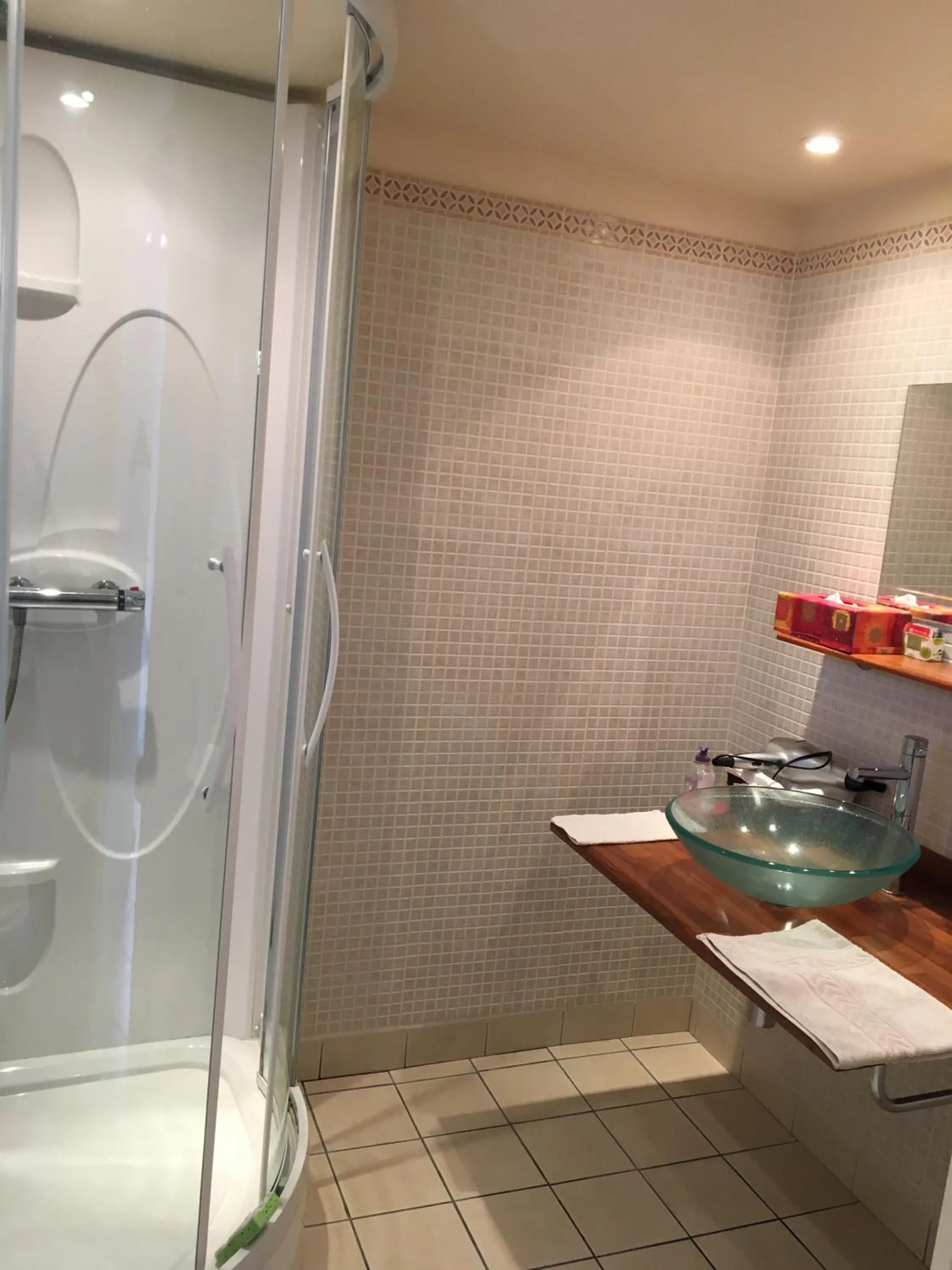 Bathroom in La Pomme de nuit