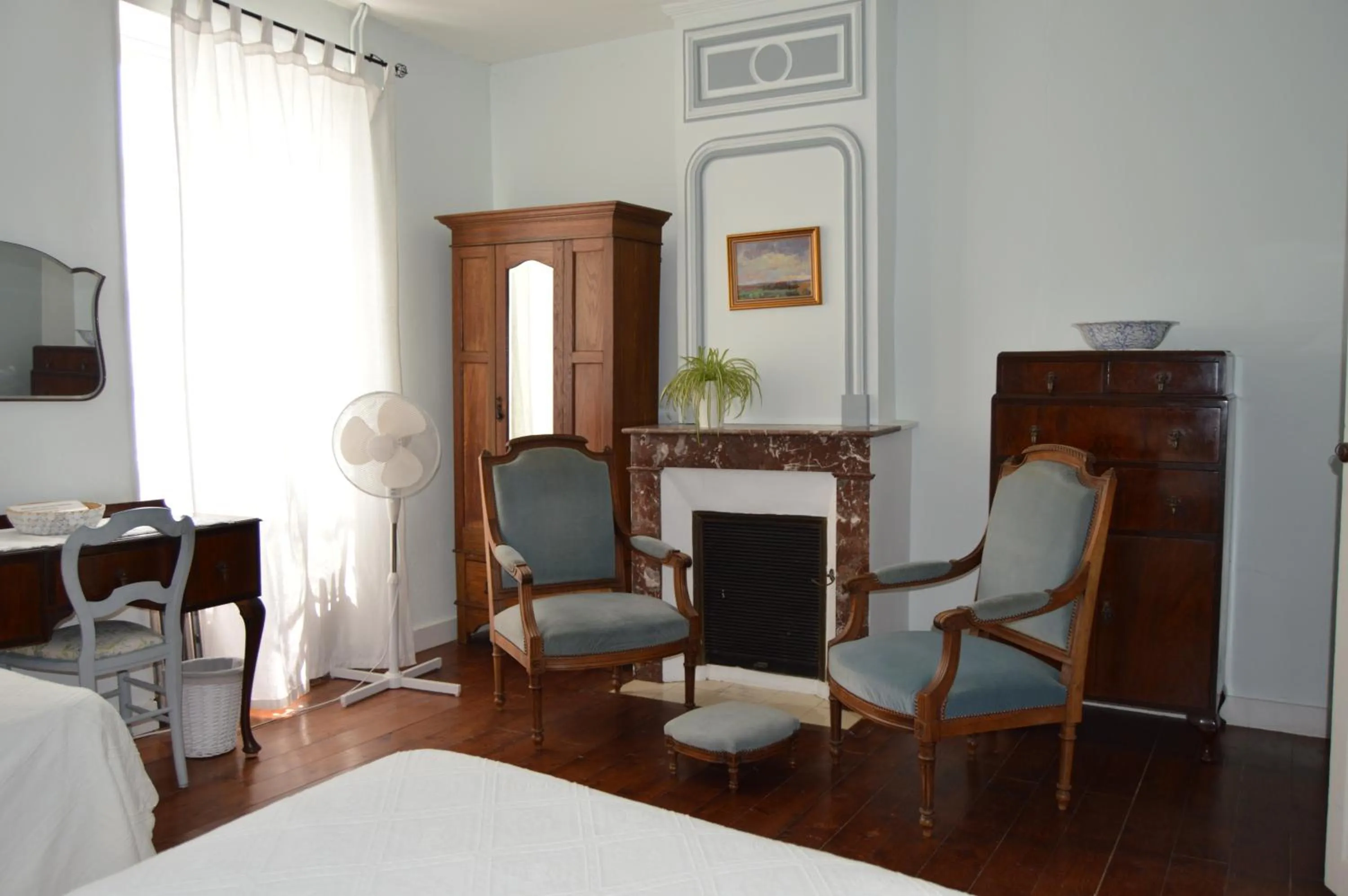Seating area, Bed in La Vieille Distillerie