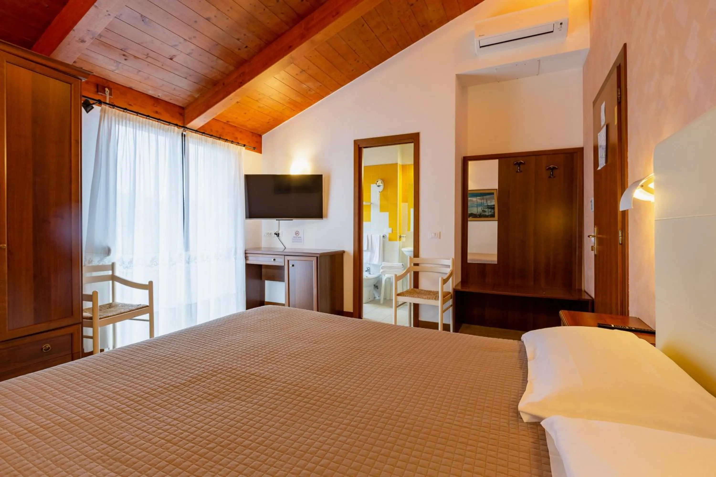 Bedroom, Bed in Hotel Columbia