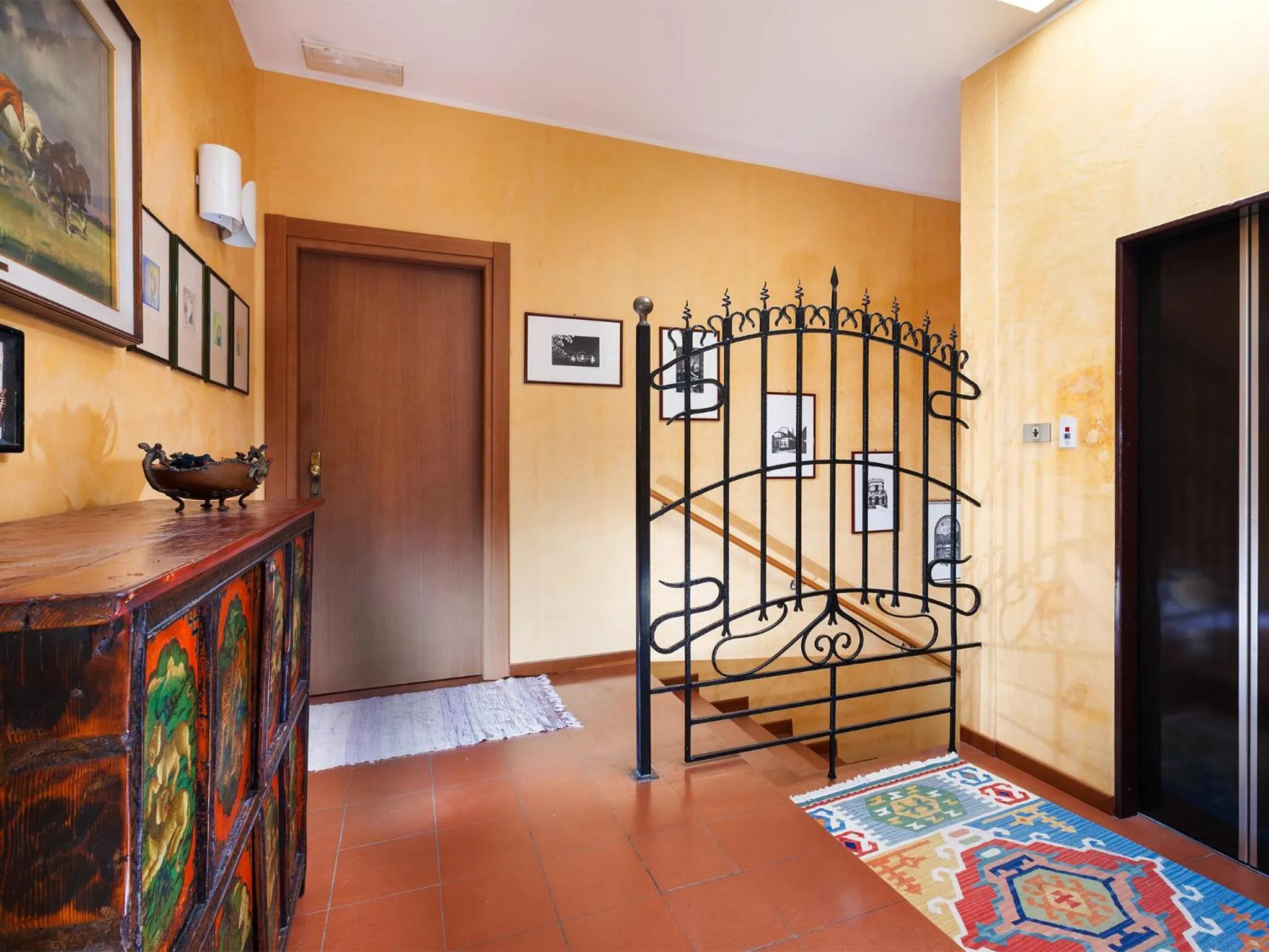 Decorative detail, Bed in Hotel Columbia