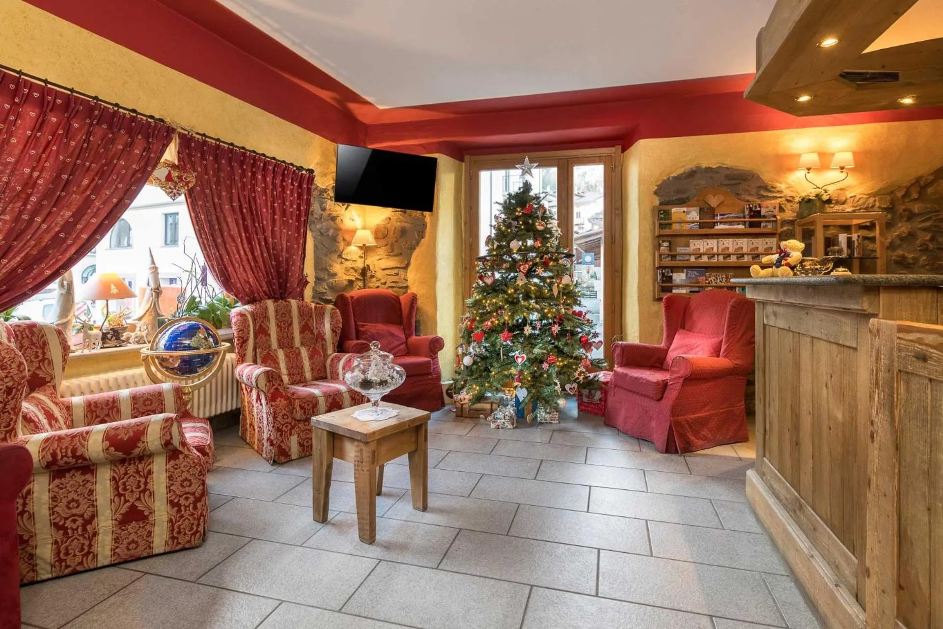 Communal lounge/ TV room in Locanda Bellevue