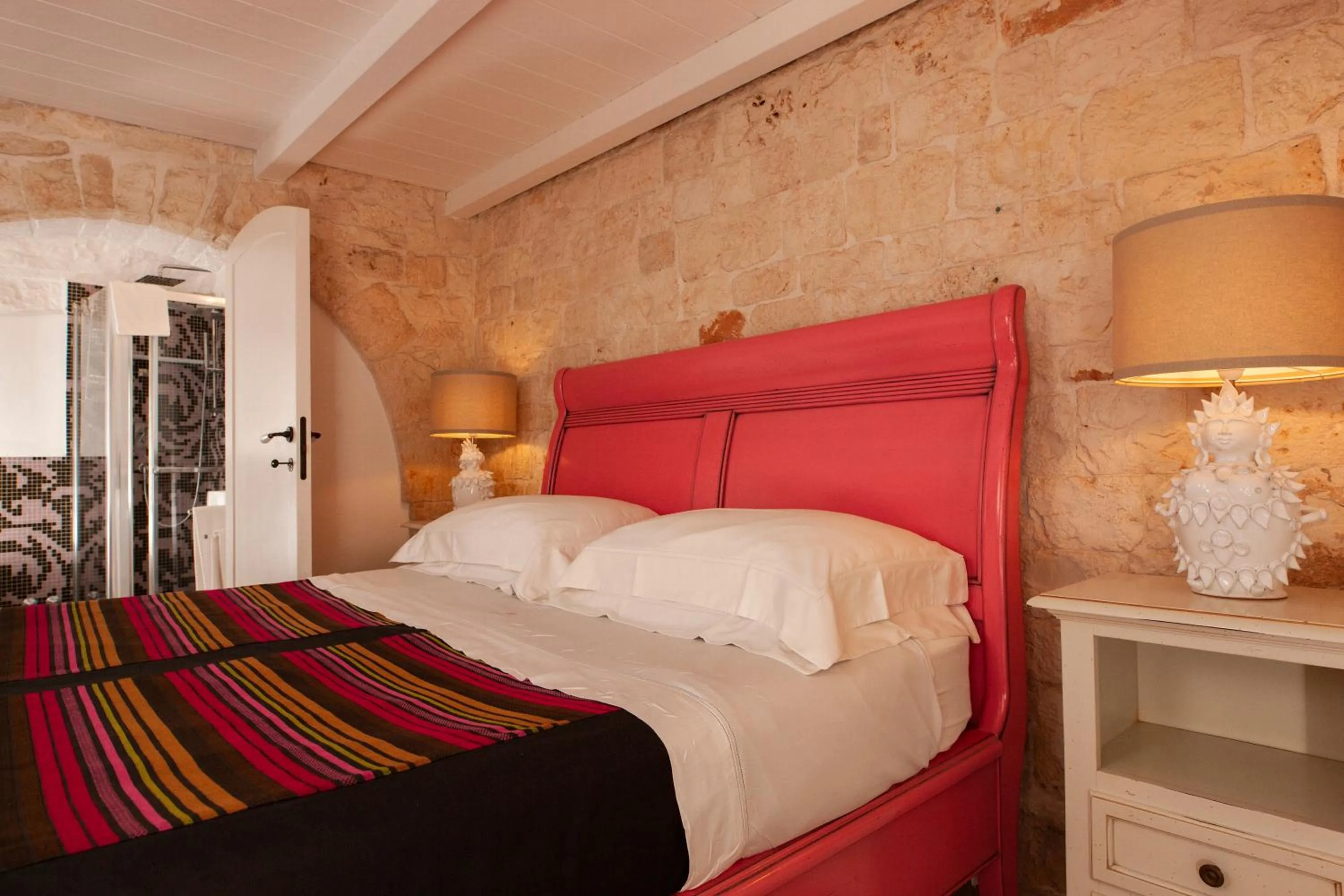 Shower, Bed in Le Alcove - Luxury Hotel nei Trulli