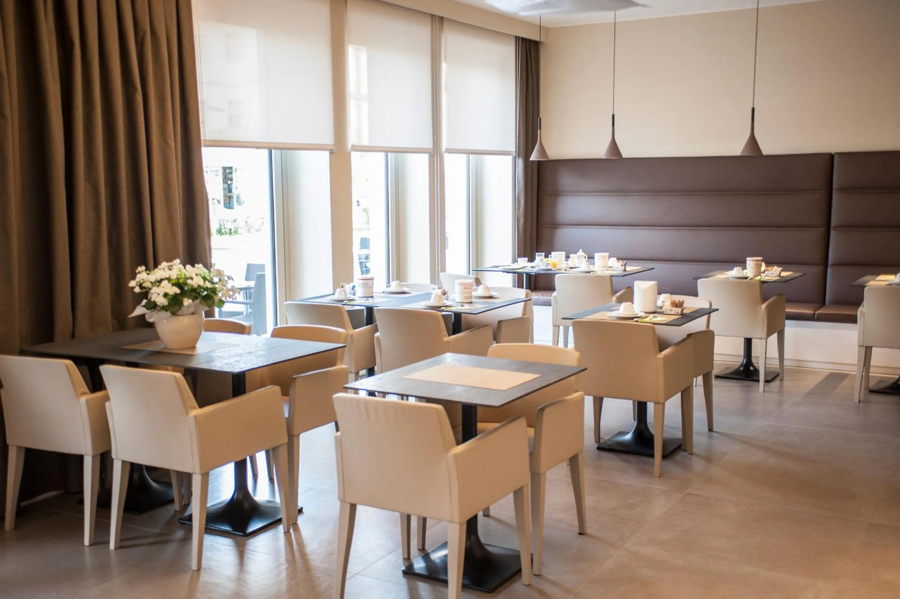 Restaurant/places to eat in Hotel Metropole