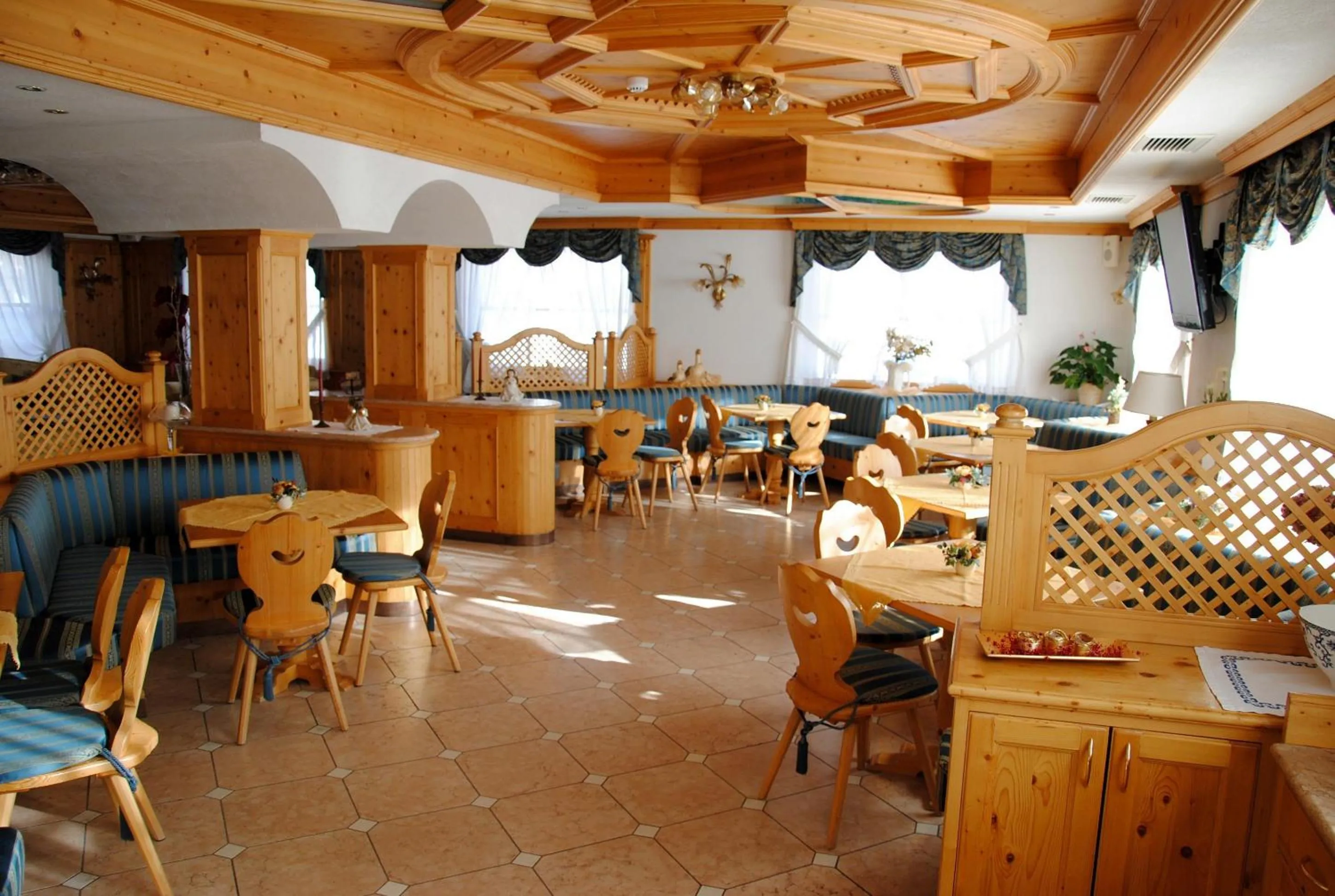 Communal lounge/ TV room in Dolasilla Park Hotel