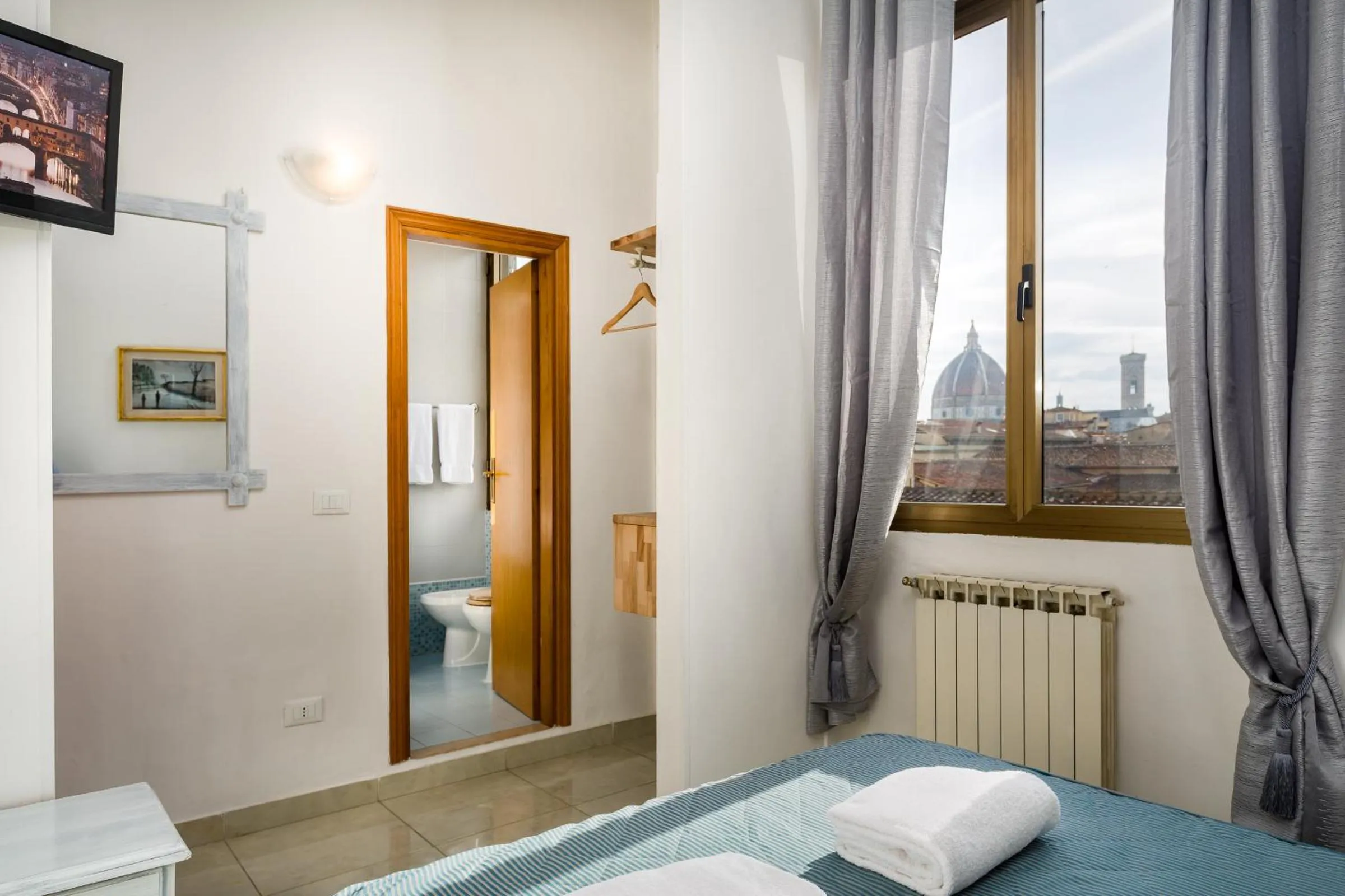 Photo of the whole room, Bed in Adre Majestic View ! Center of Florence !