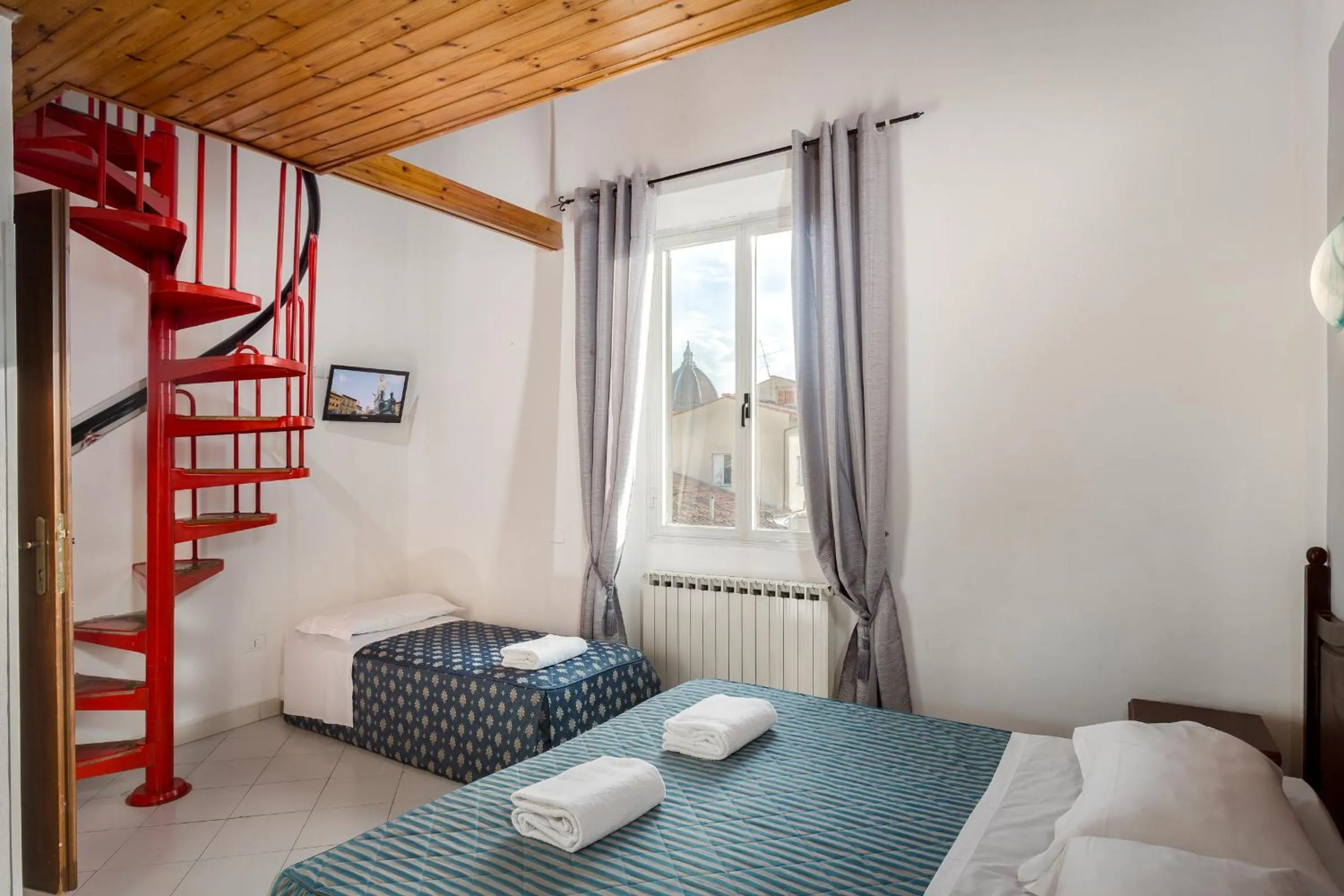 Photo of the whole room, Bed in Adre Majestic View ! Center of Florence !