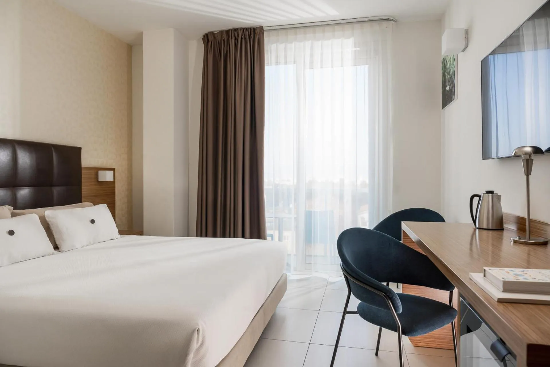 Bedroom, Bed in Aqua Hotel