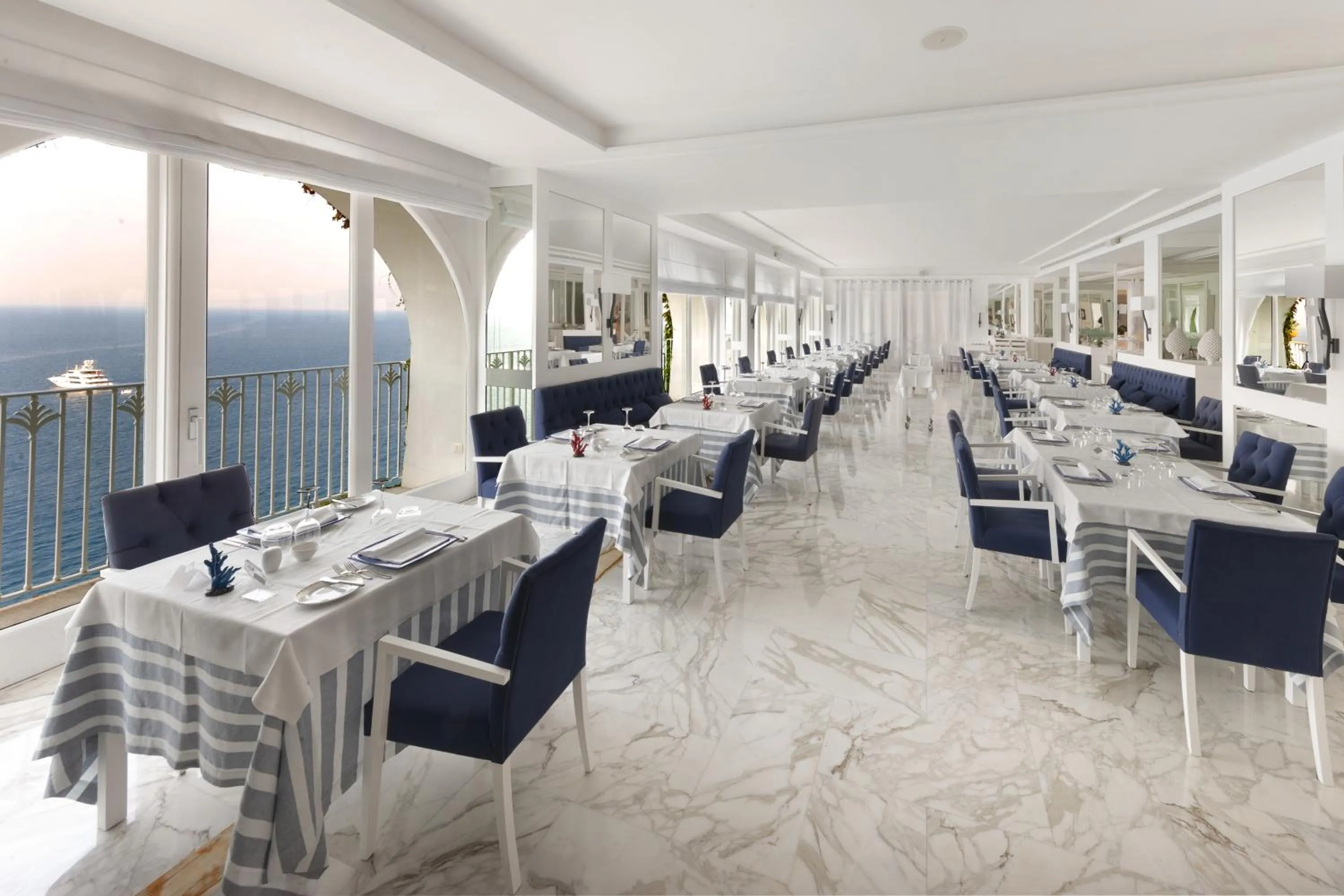 Restaurant/places to eat in Grand Hotel Riviera
