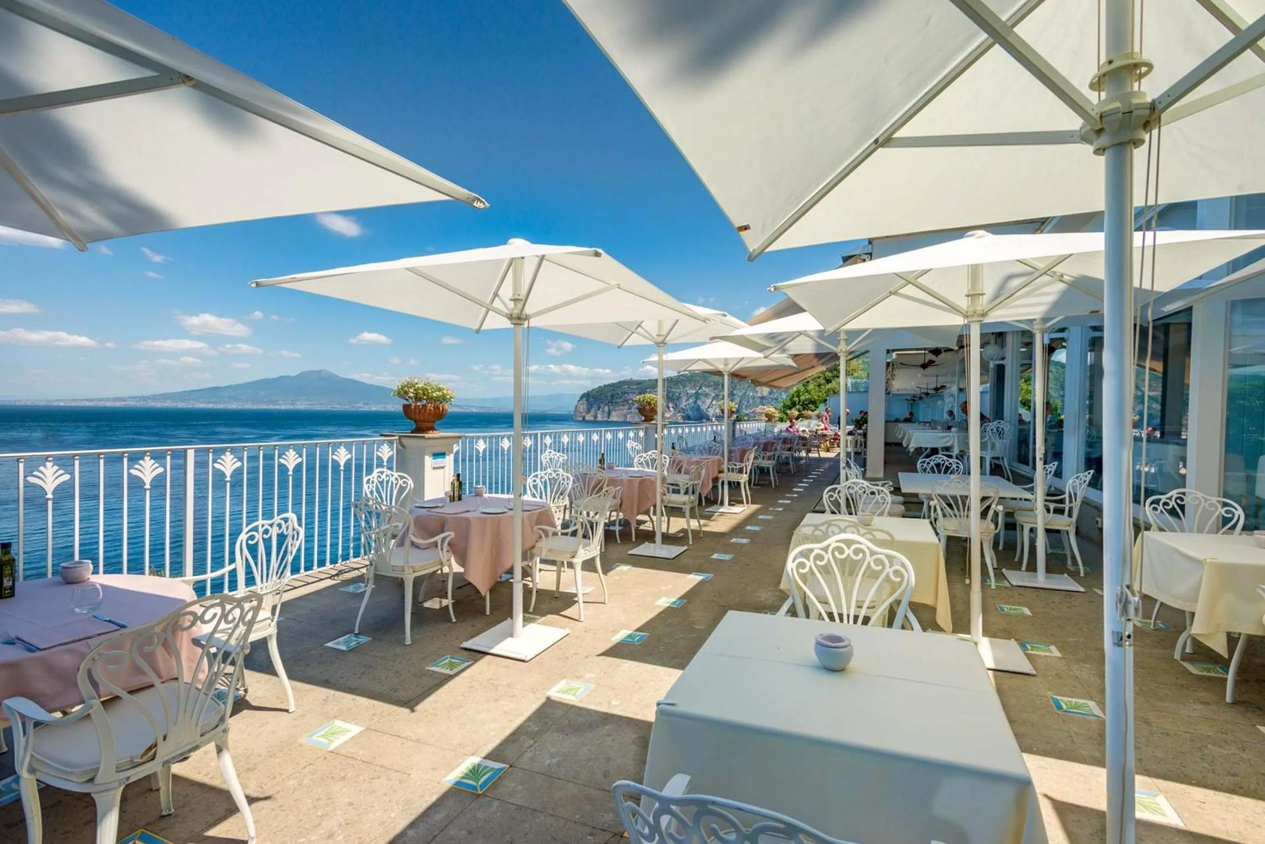 Restaurant/places to eat in Grand Hotel Riviera