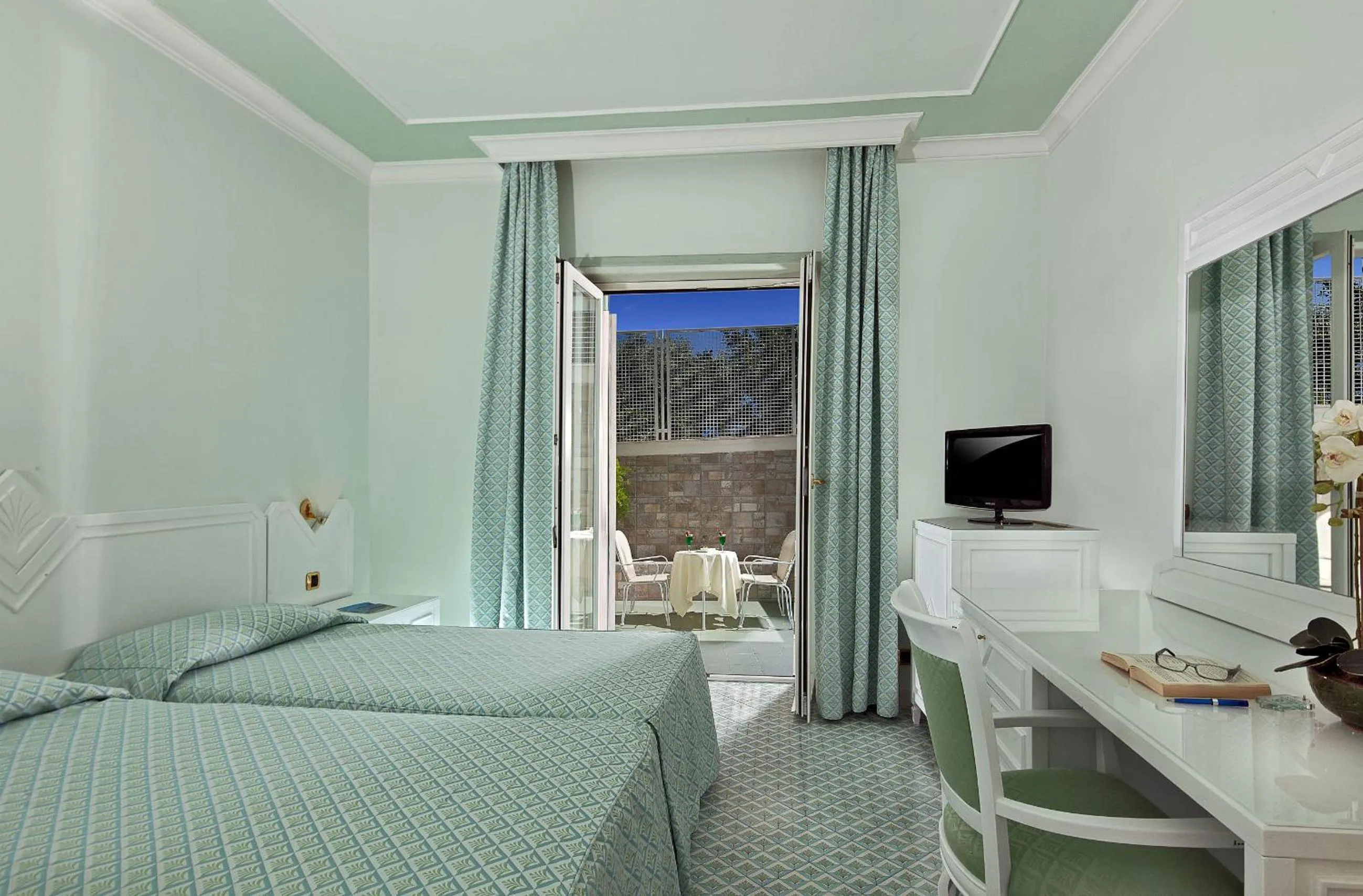 Bedroom, Bed in Grand Hotel Riviera