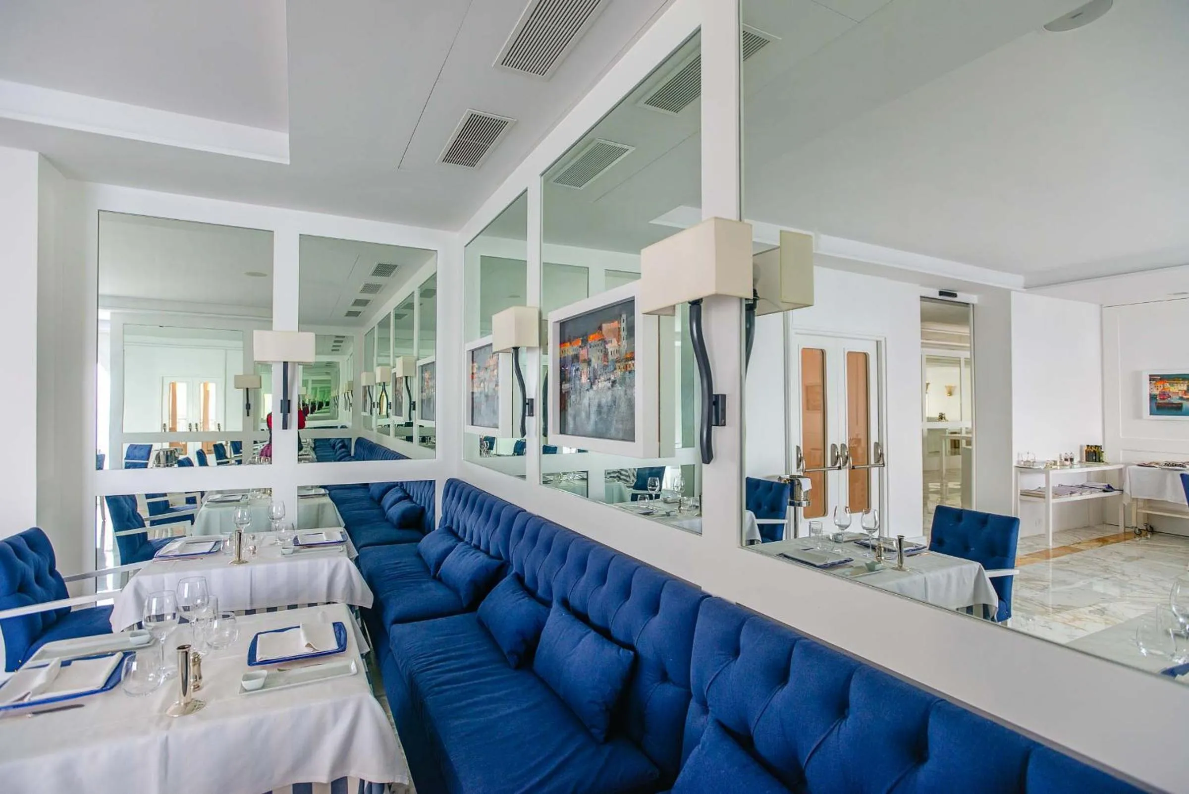 Restaurant/places to eat in Grand Hotel Riviera